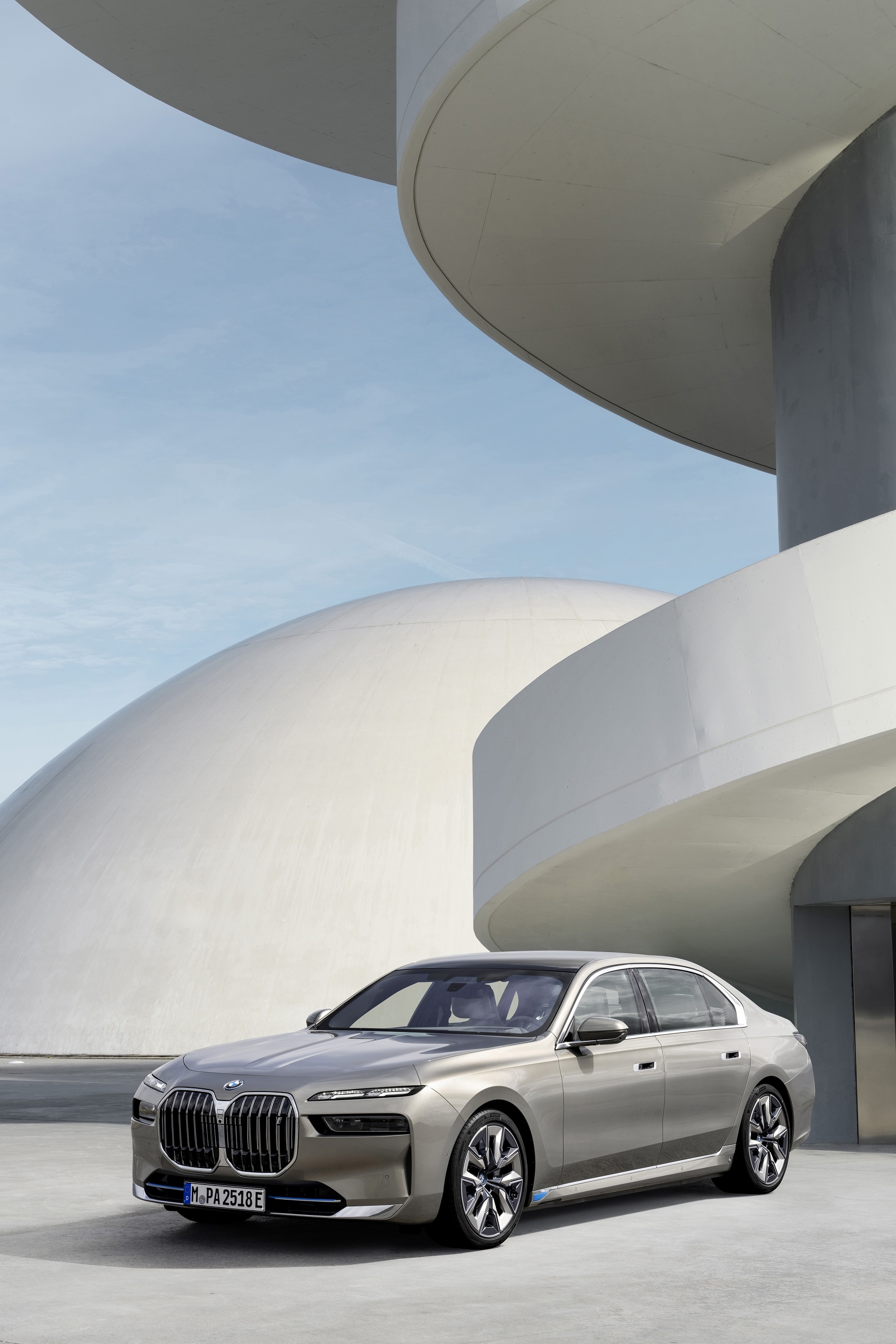 2023 BMW i7 xDrive60, Front three quarter, Phone wallpapers, Automotive elegance, 1930x2890 HD Handy