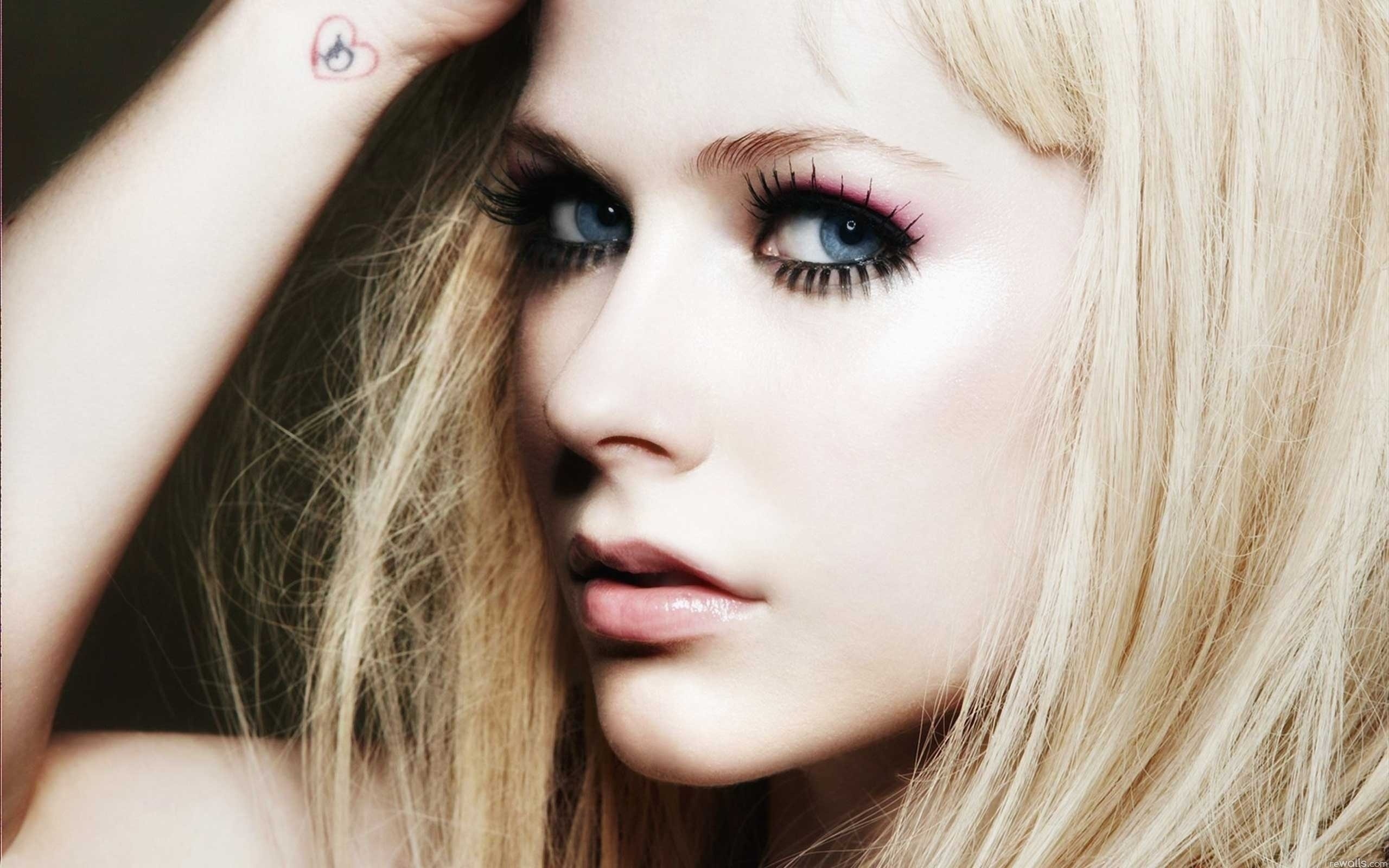 Avril Lavigne, Blonde beauty, Singers, 2560x1600 HD Desktop
