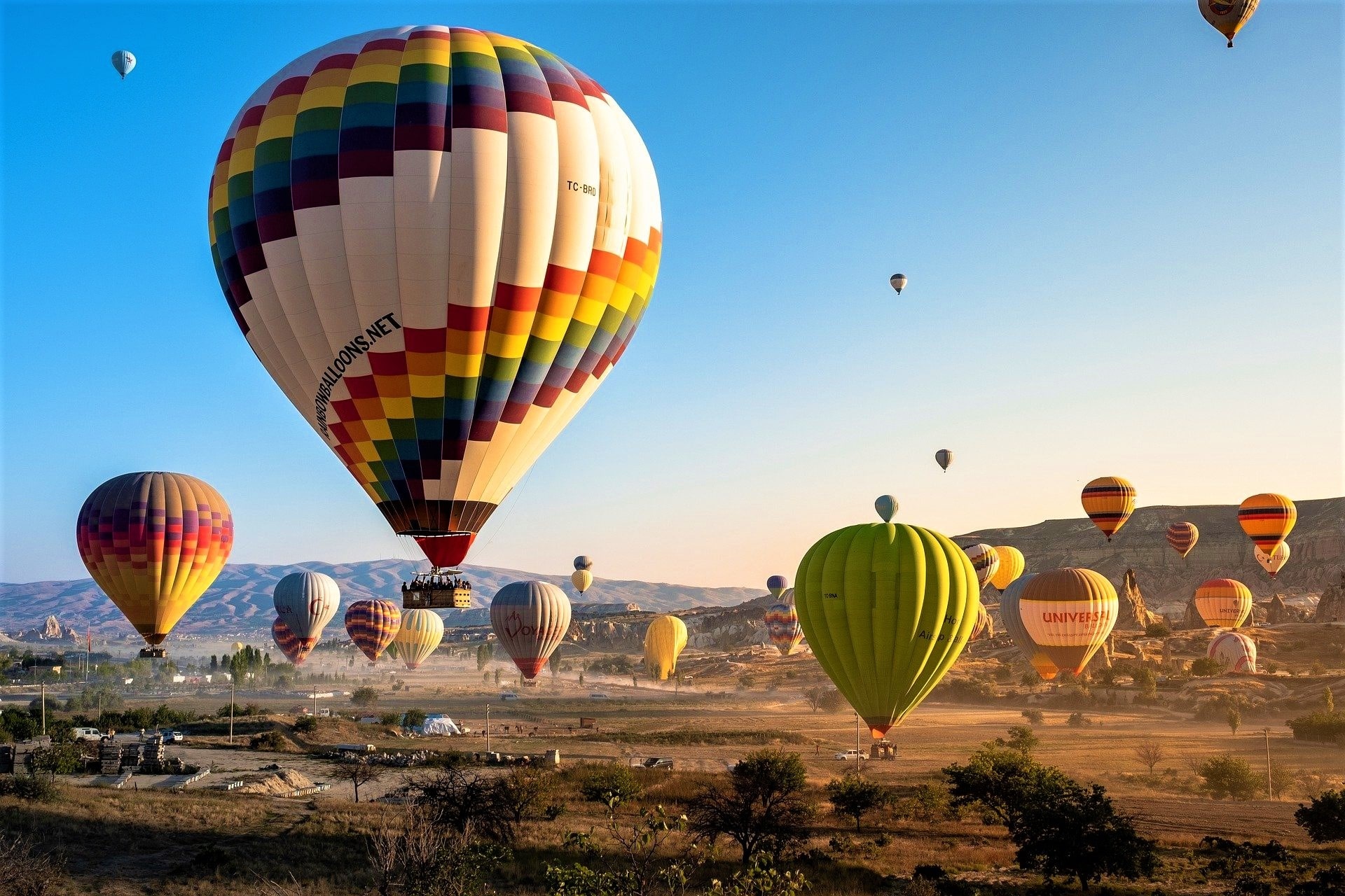 Hot Air Balloon: The Albuquerque International Balloon Fiesta, New Mexico, 2021. 1920x1280 HD Background.