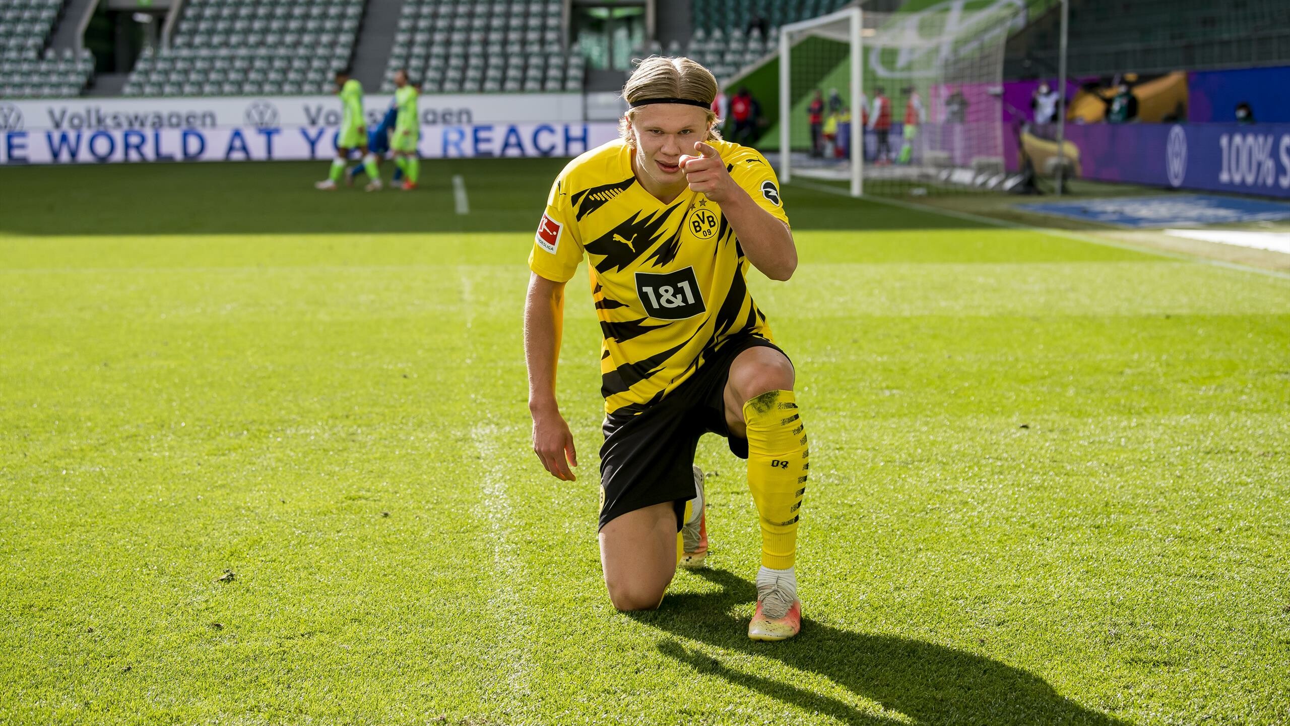 Erling Haaland: Made his debut for Dortmund away at FC Augsburg on 18 January 2020, coming on as a second-half substitute and scoring a hat-trick within 23 minutes in a 5–3 win. 2560x1440 HD Wallpaper.
