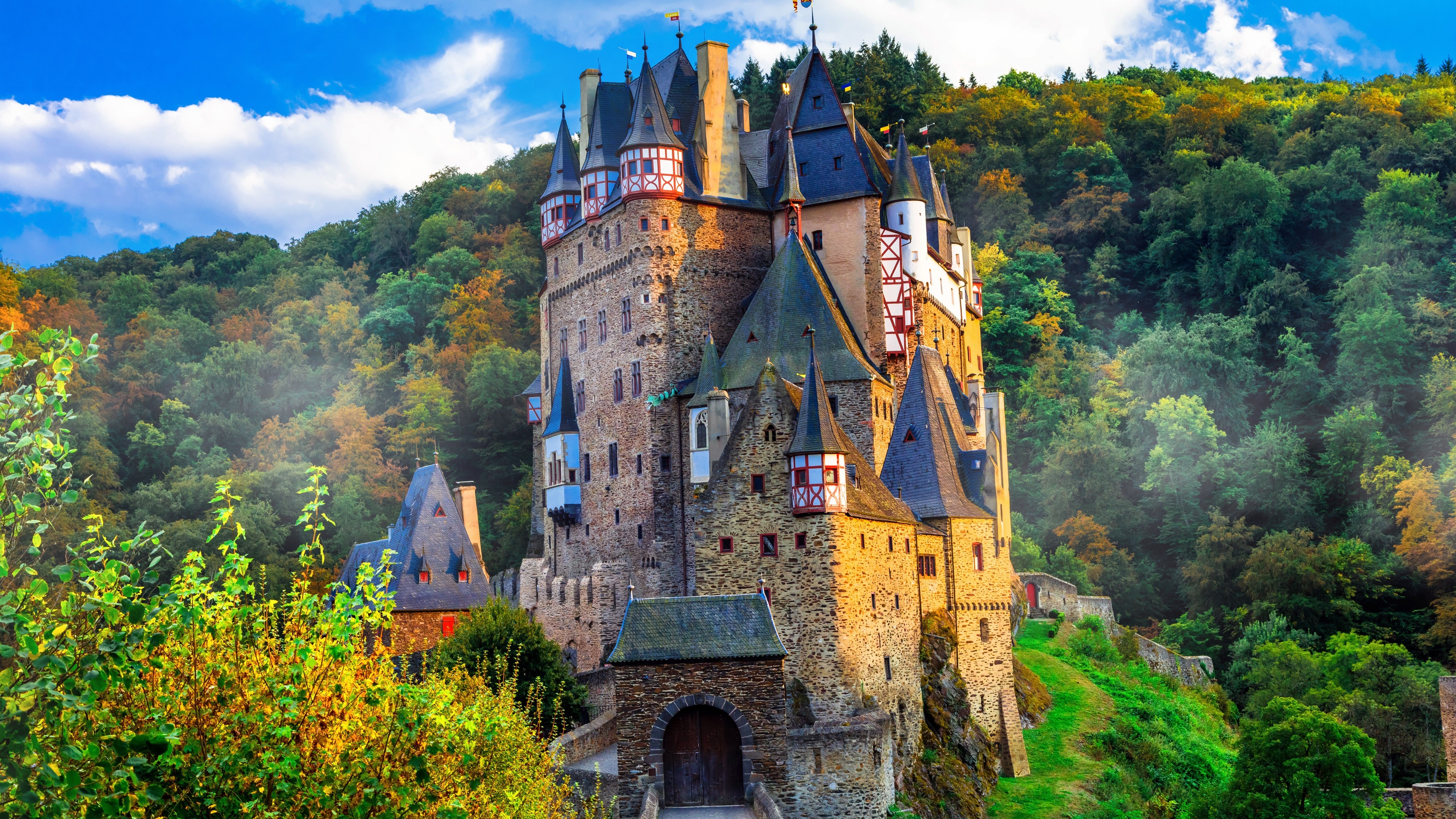 Castle: Eltz stands on a 70-metre-high rock spur, Medieval architecture. 3840x2160 4K Wallpaper.