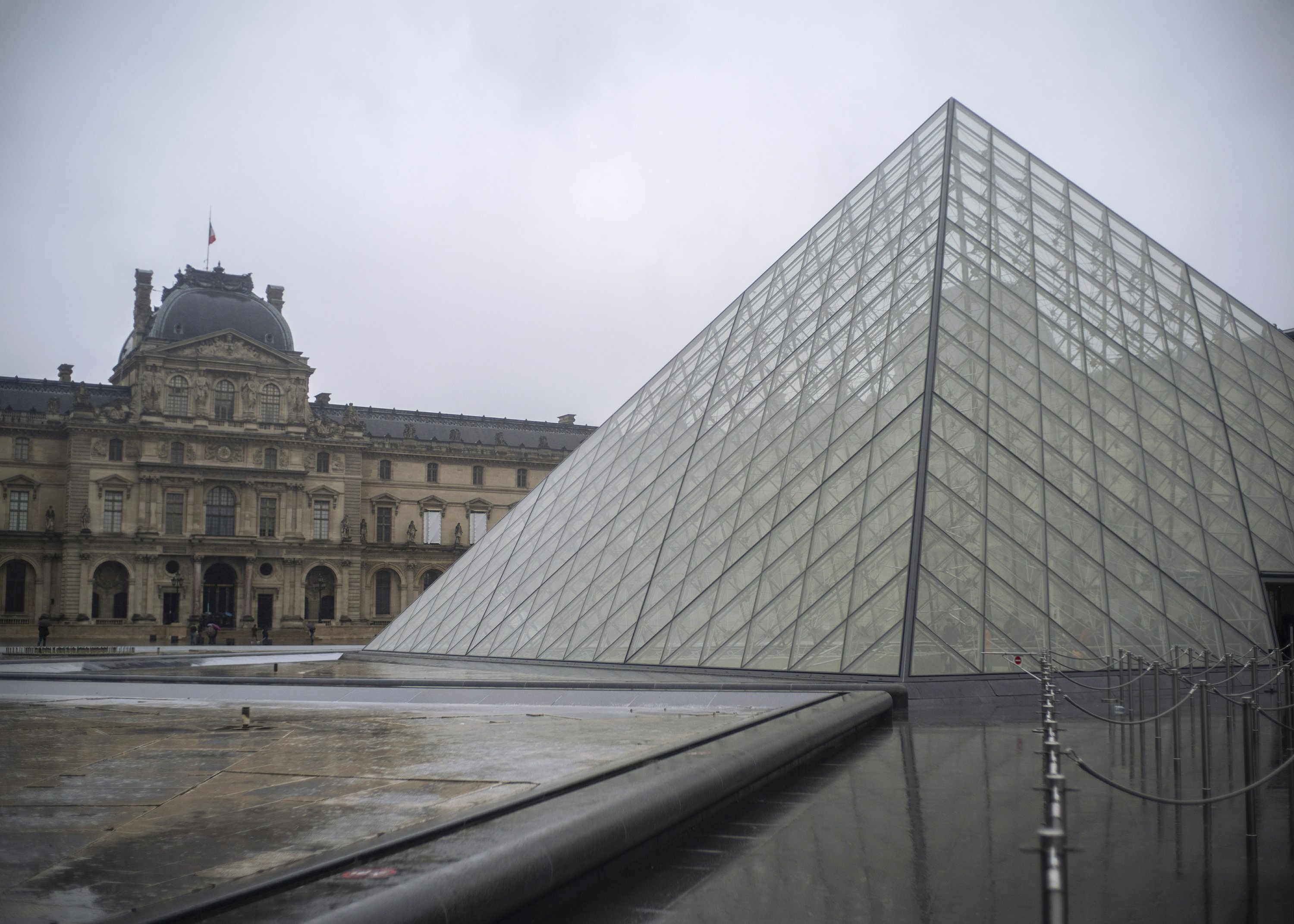 Frances Louvre, Staff fears, Virus spread, AP news, 3000x2150 HD Desktop