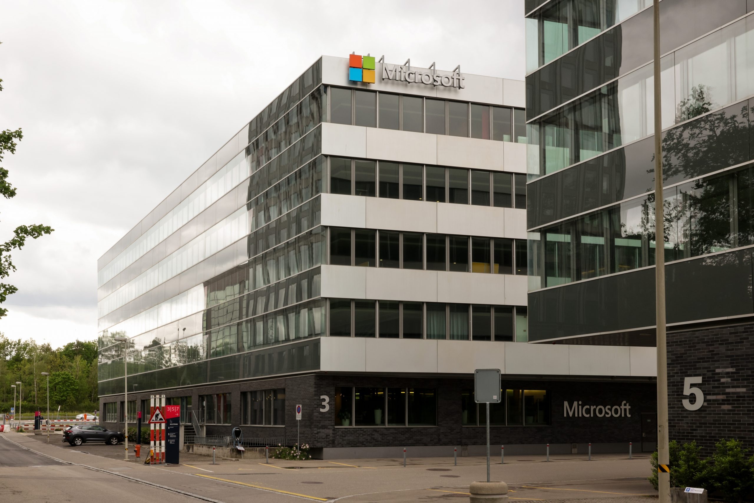 Microsoft: Switzerland headquarters, Released MSN Messenger, an IM client in 1999. 2560x1710 HD Wallpaper.