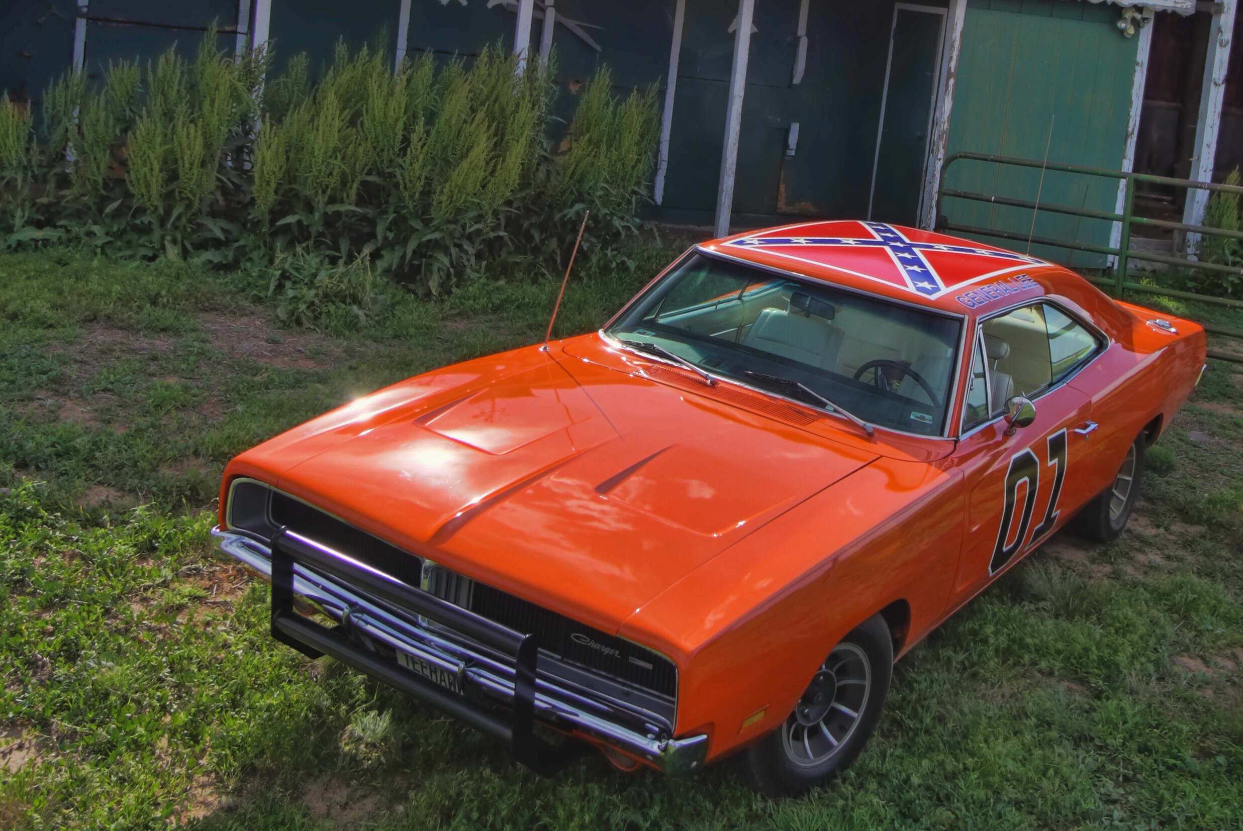 General Lee Car: The vehicle bearing a Confederate Battle Flag on its roof, A horn which plays the first 12 notes of the song "Dixie". 2480x1660 HD Background.