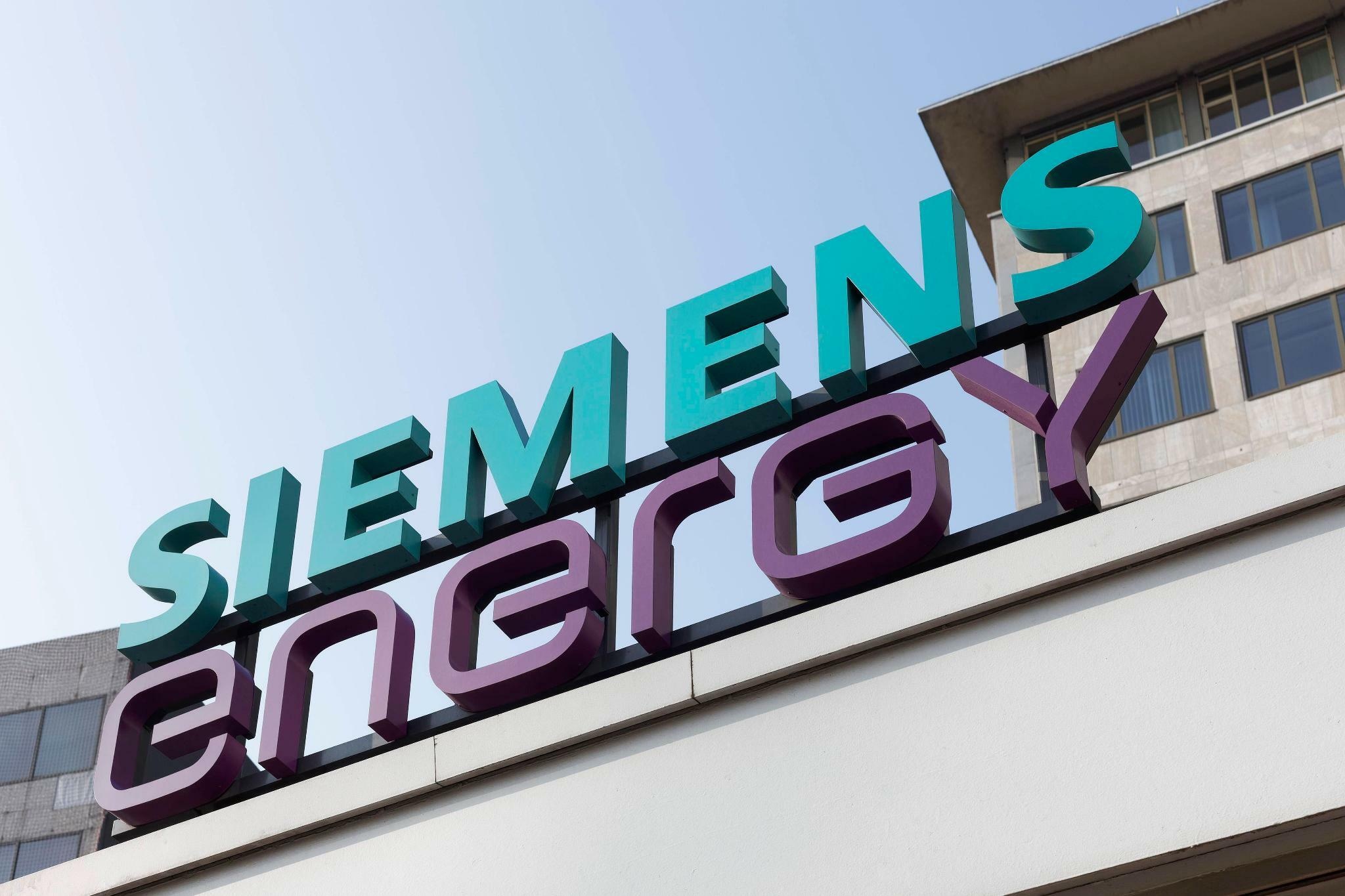 Siemens: An energy company, CEO: Christian Bruch, Joe Kaeser, The chairman of the supervisory board. 2050x1370 HD Background.