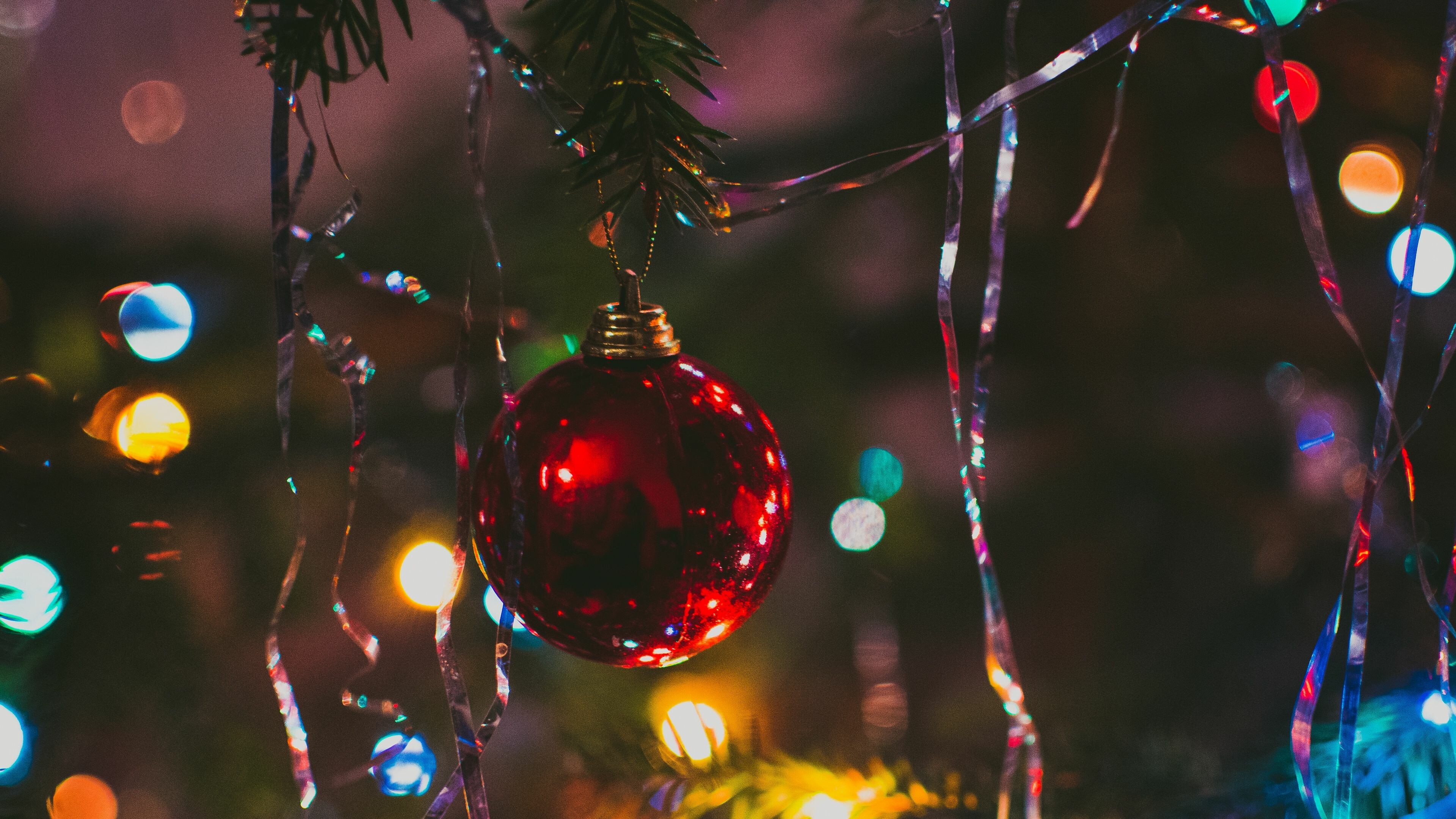 Christmas Ornament: Xmas Balls, Garland, Illumination. 3840x2160 4K Background.