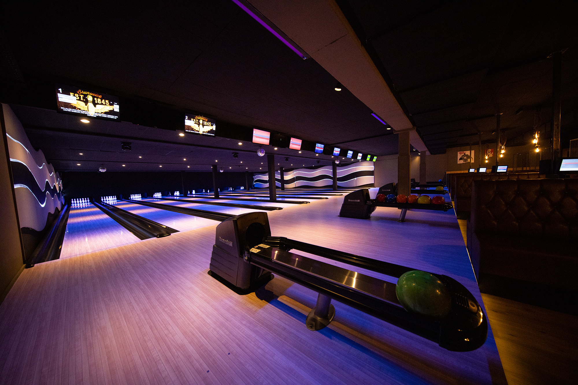 Bowling: Emden, Ostfriesland, Freizeitcenter Emden, Ten-pin, Competitive target sport. 2000x1340 HD Background.
