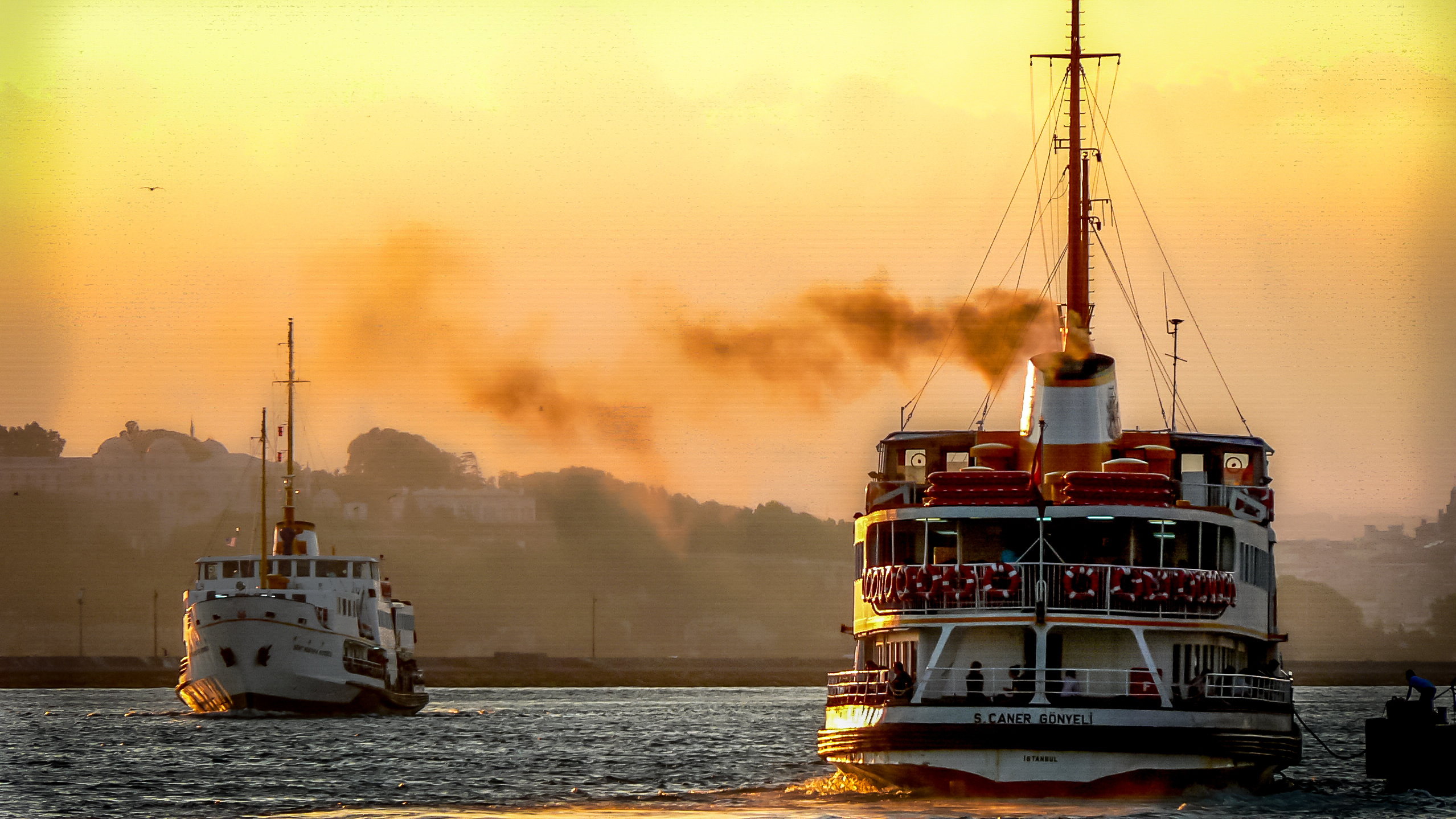 Ferry: Turkey, Istanbul, Boat across Bosphorus. 2560x1440 HD Wallpaper.