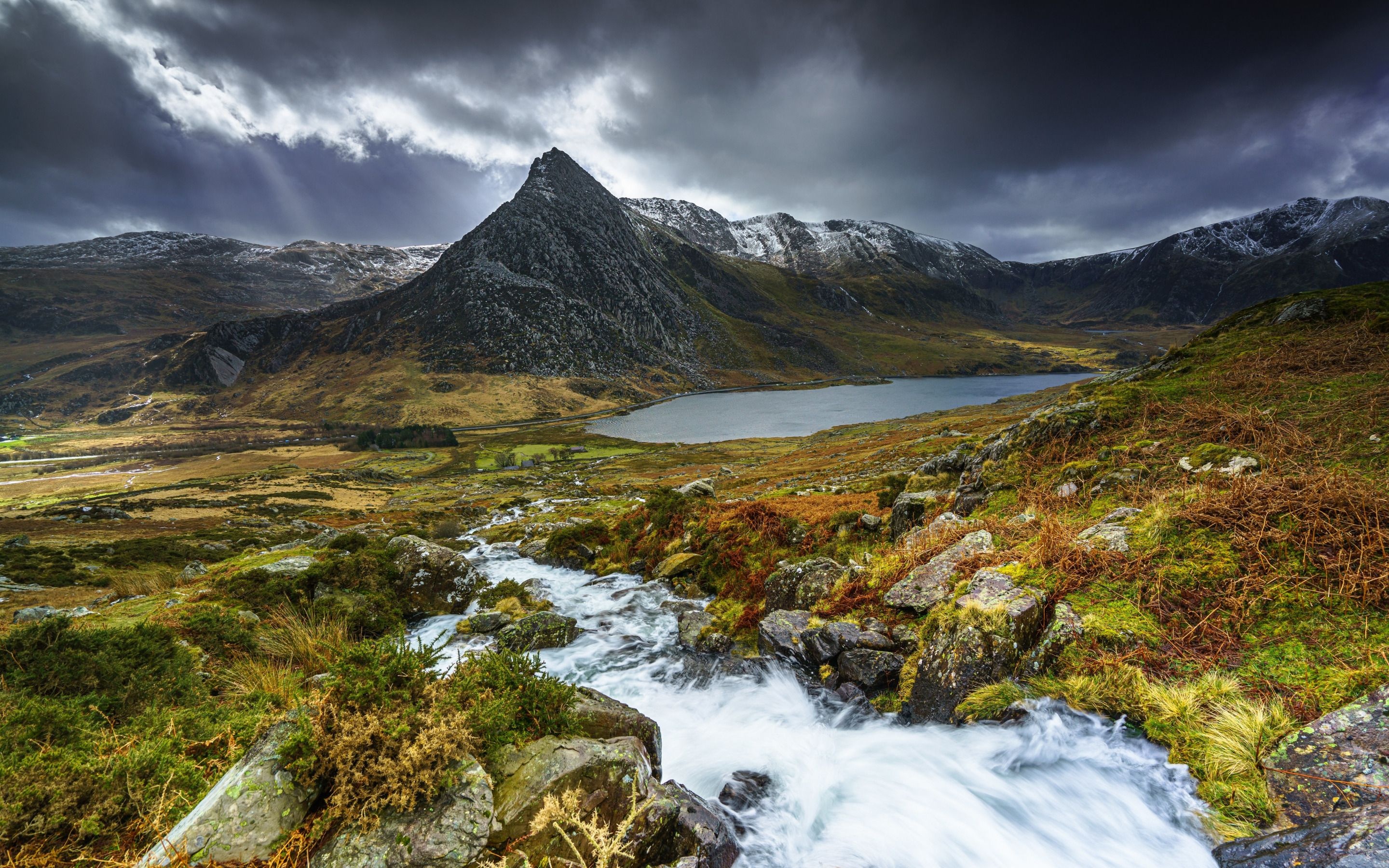 Snowdonia National Park, Majestic mountains, Hiking trails, Natural beauty, 2880x1800 HD Desktop