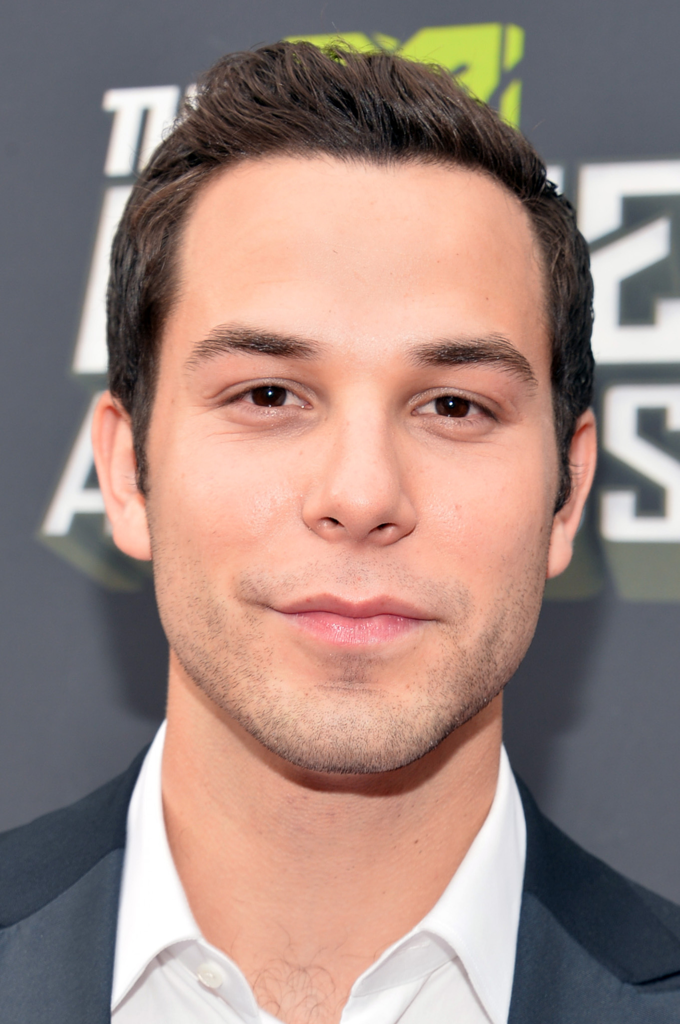 Skylar Astin: Married his girlfriend of 3 years Anna Camp on the central California coast. 1370x2050 HD Background.