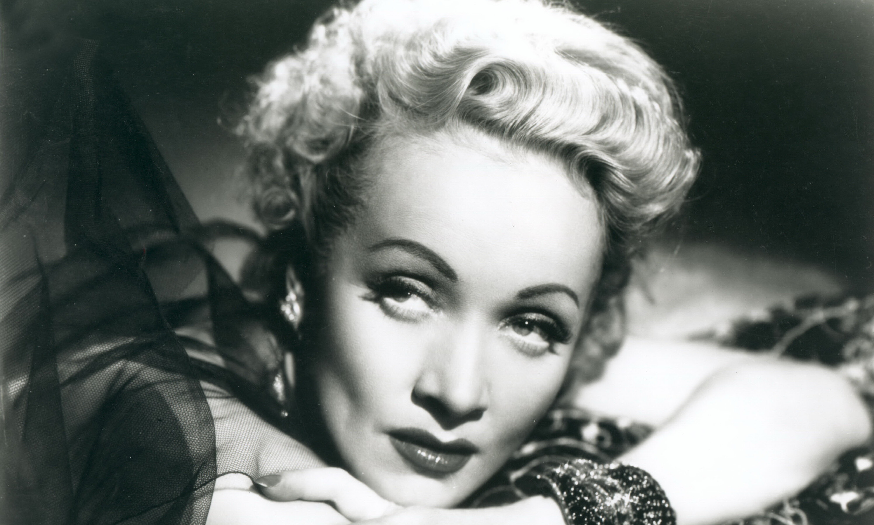 Marlene Dietrich (Celebs), Glamorous Hollywood, Iconic fashion, Timeless beauty, 3000x1800 HD Desktop
