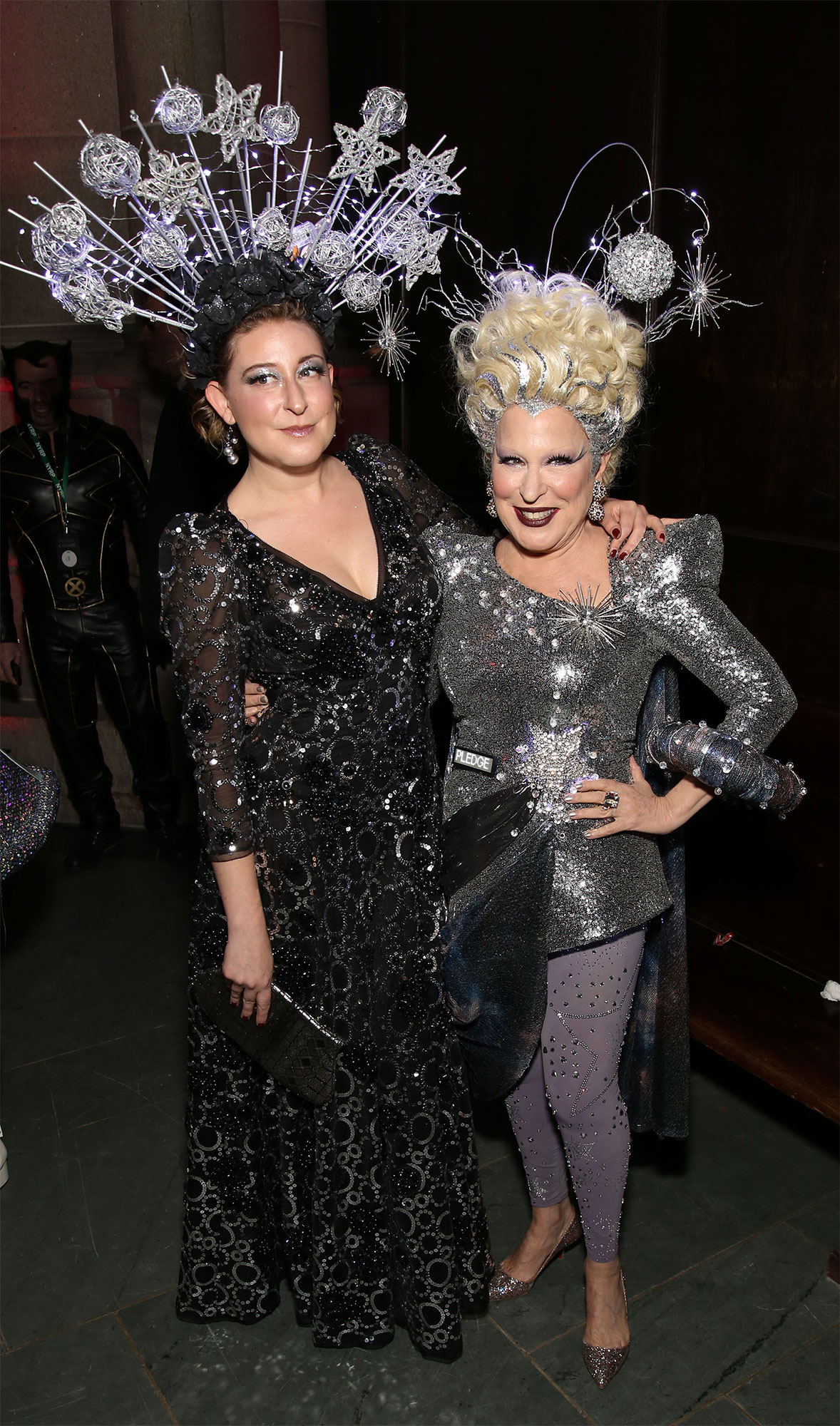 Bette Midler, Mother-daughter duo, Halloween costumes, Fun and creative, 1180x2000 HD Handy