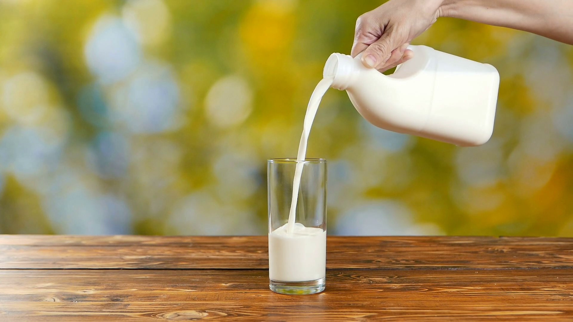 Milk: A post-workout recovery drink due to its protein content. 1920x1080 Full HD Wallpaper.