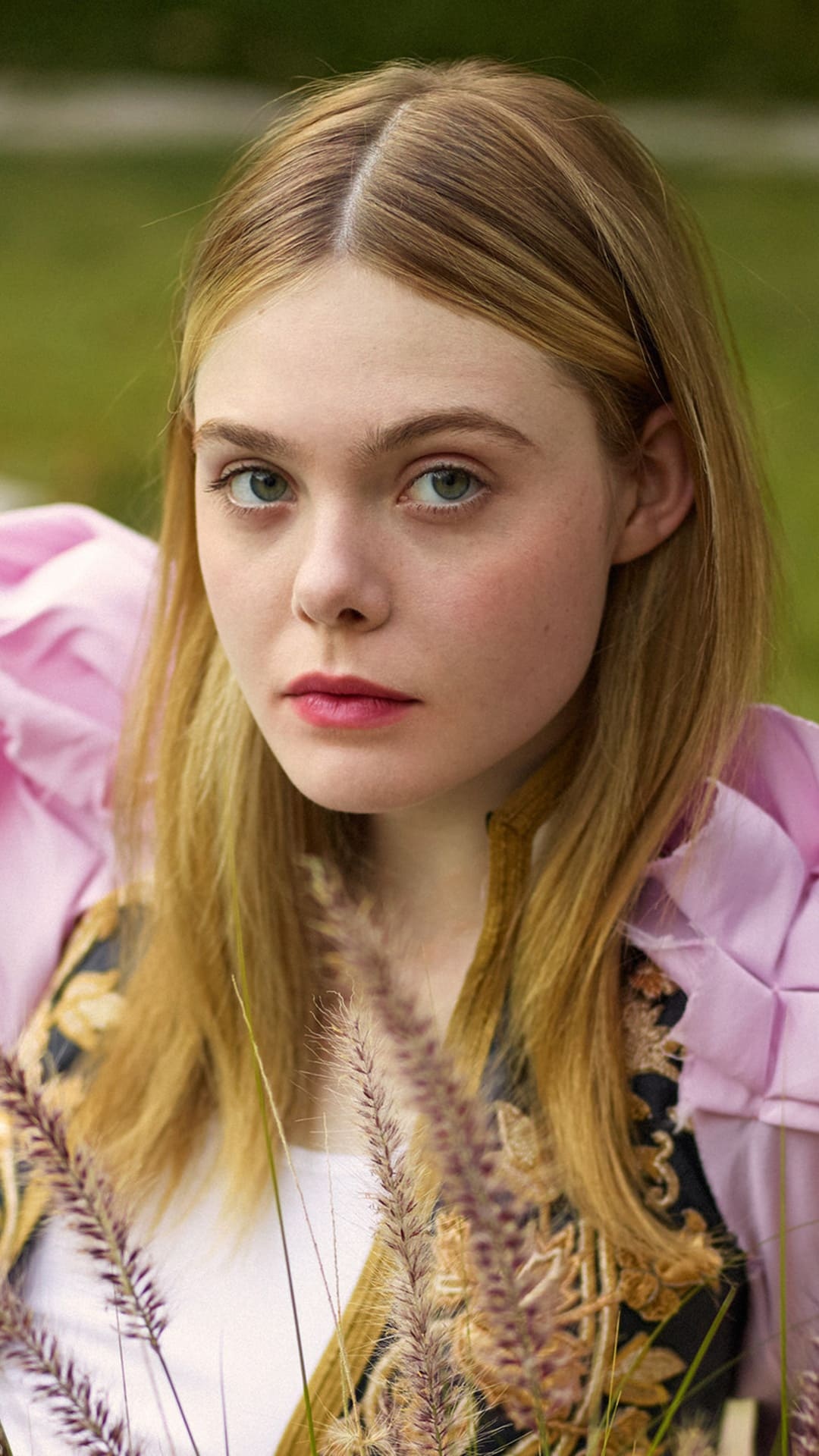 Elle Fanning: Was cast as Kiki George in episode: "Pilot" of Dirty Sexy Money. 1080x1920 Full HD Background.