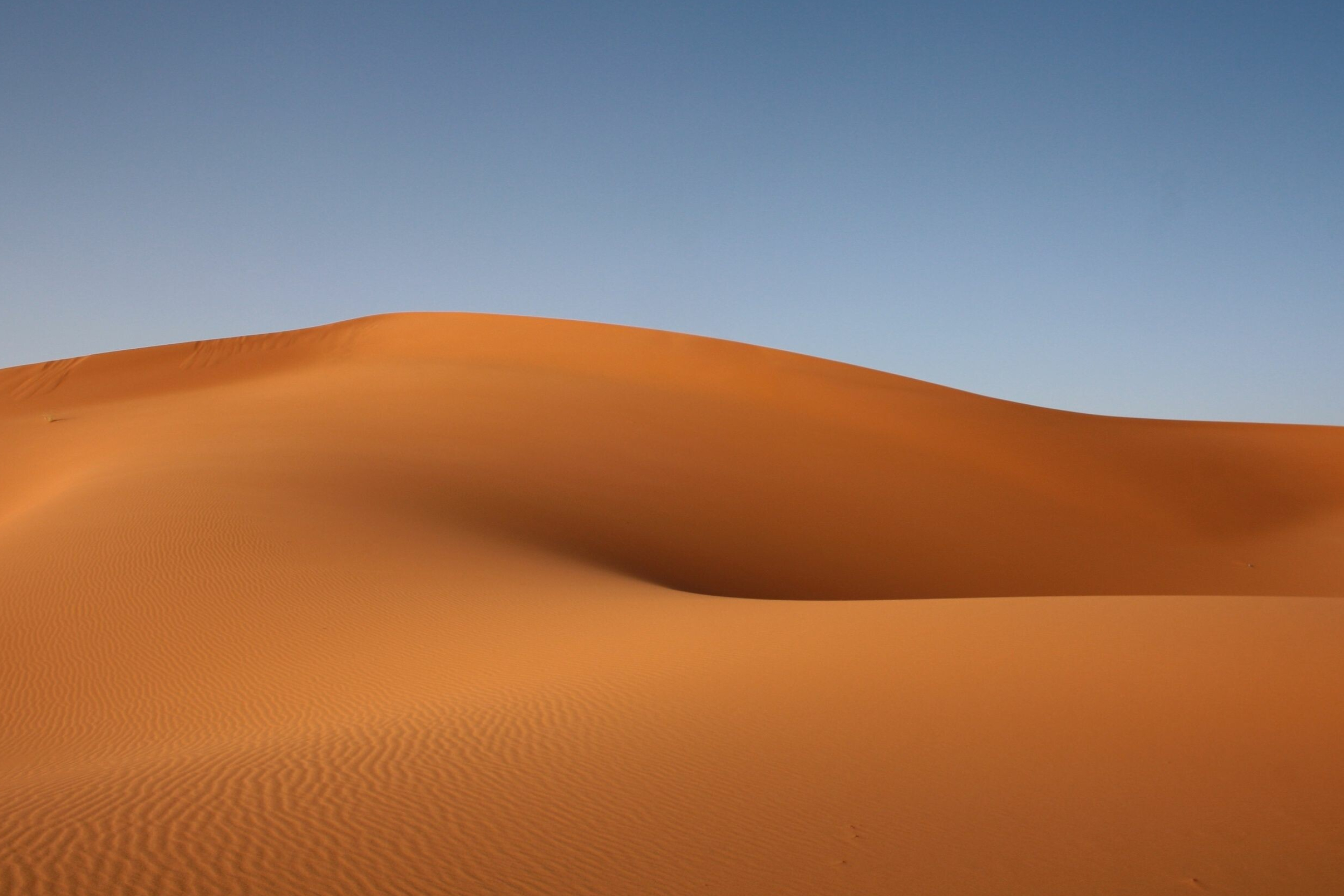 Desert: People have struggled to live in deserts and the surrounding semi-arid lands for millennia. 2740x1830 HD Background.