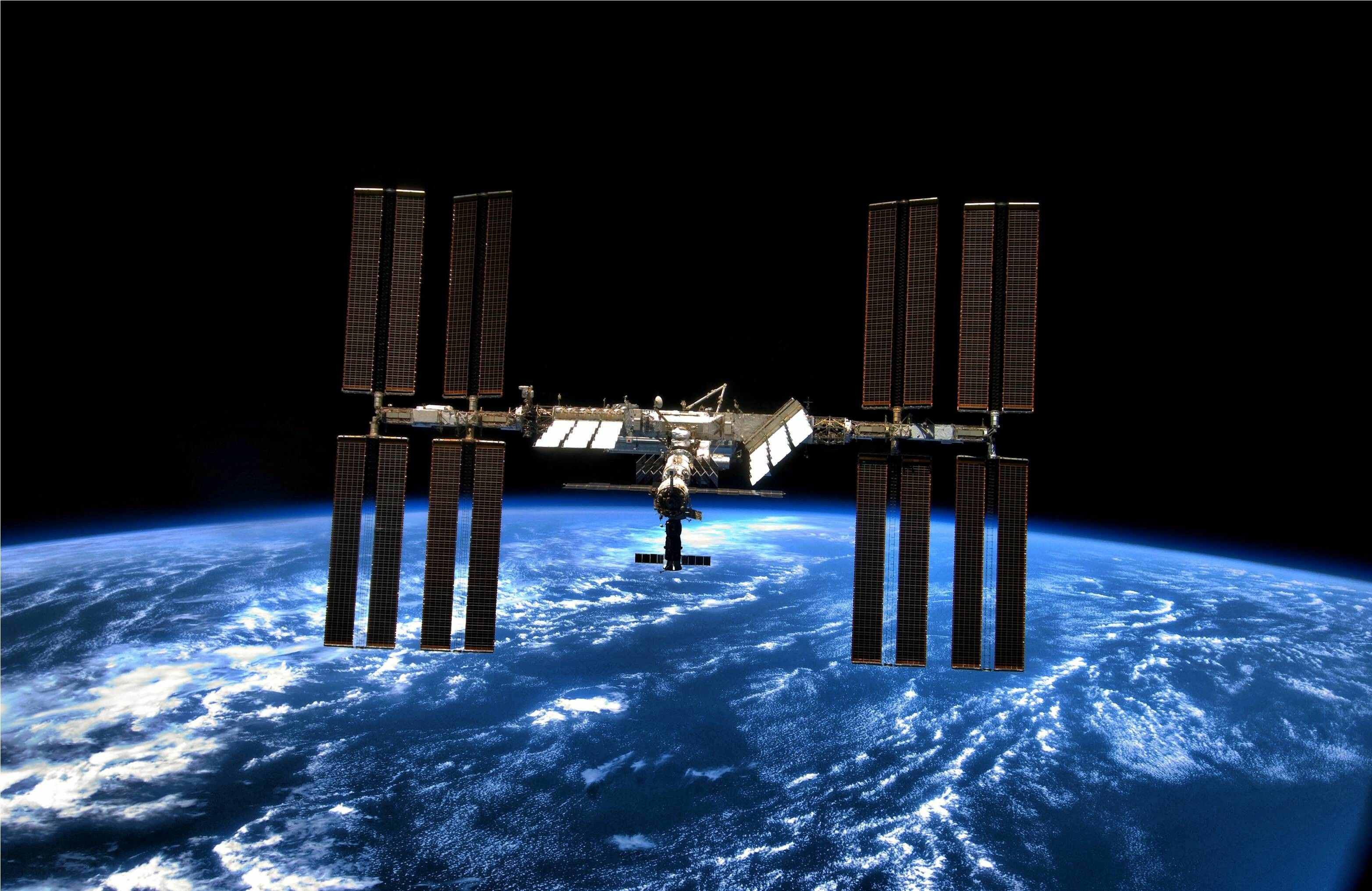 ISS: The programme evolved from the Space Station Freedom, Earth. 3130x2040 HD Wallpaper.