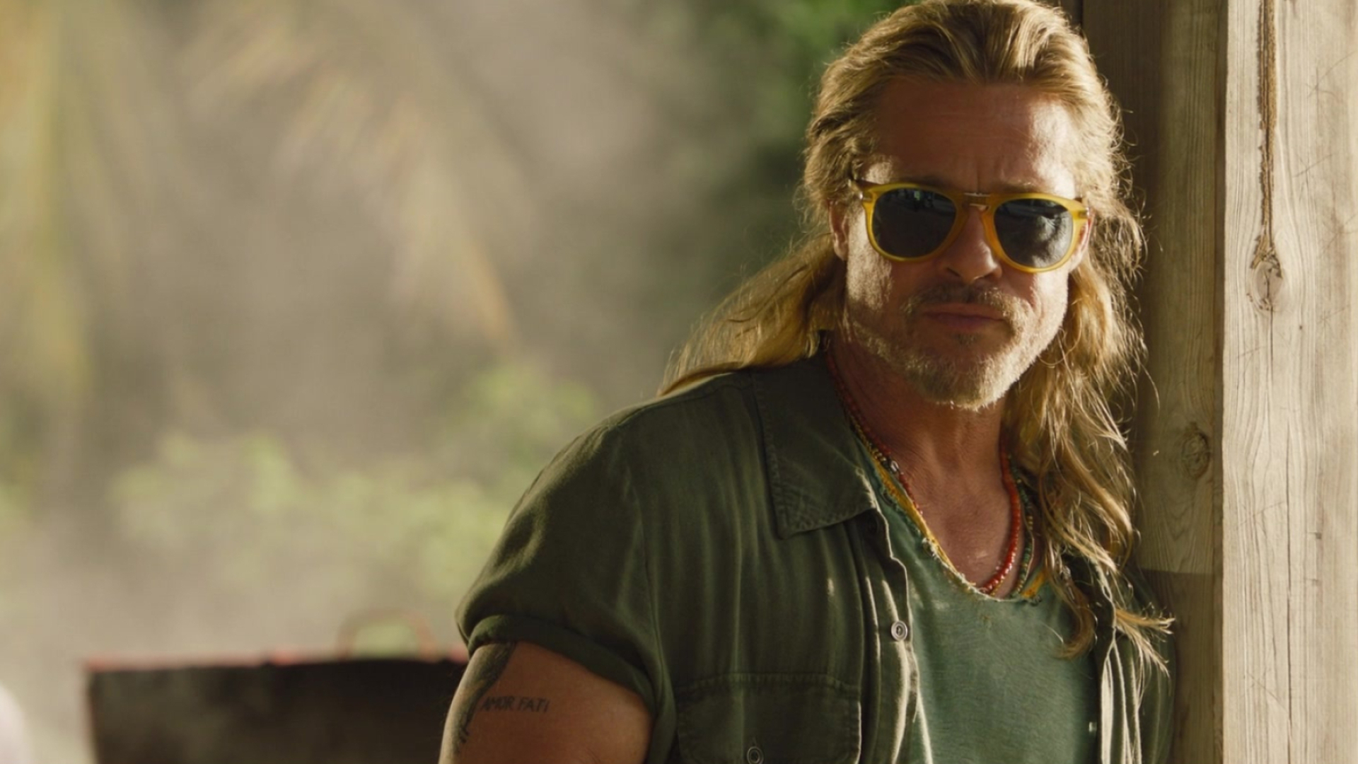 The Lost City (2022): Brad Pitt made a cameo appearance in the film as a fictional version of himself. 1920x1080 Full HD Background.