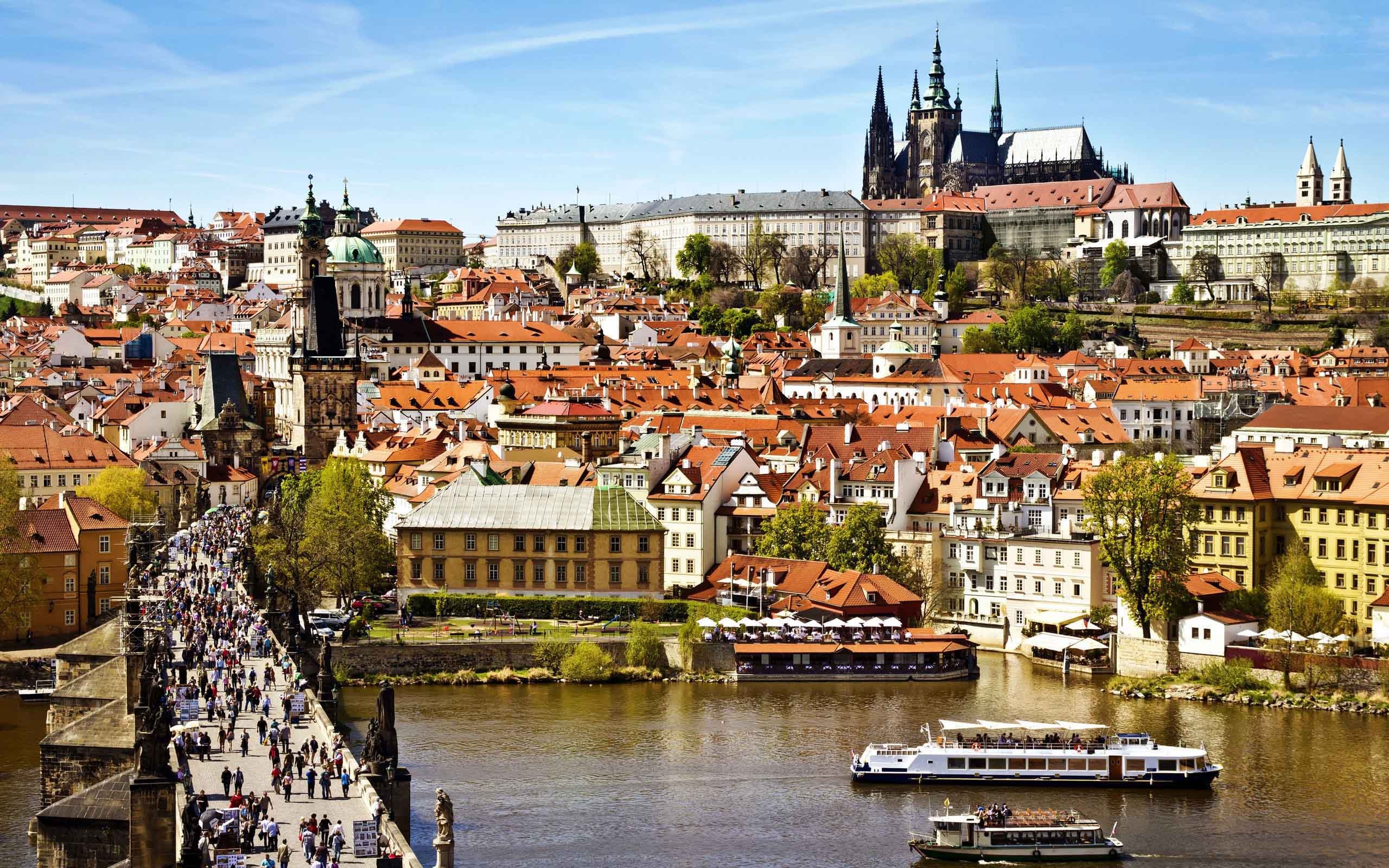 Czechia (Czech Republic): Prague's oldest bridge, linking the Old Town with the Mala Strana neighbourhood. 2560x1600 HD Background.