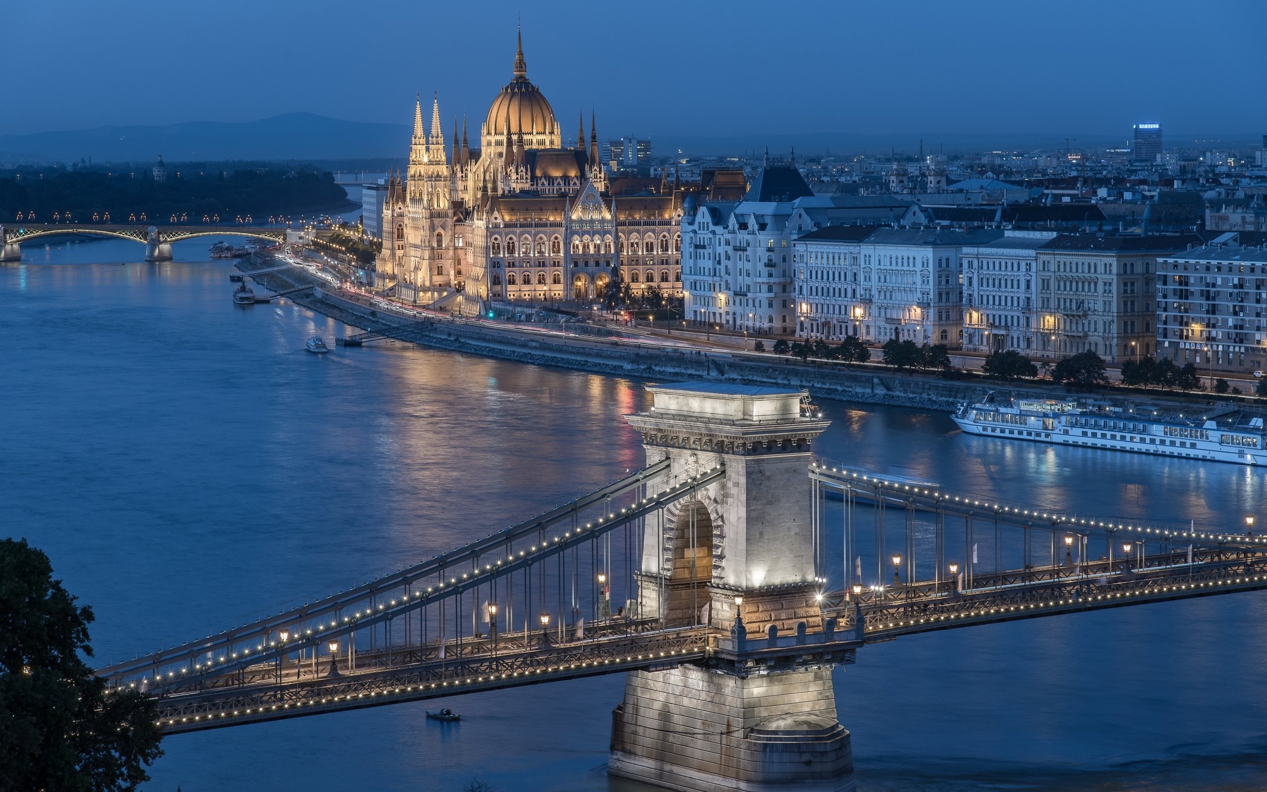Hungary: Budapest, evening, Parliament Building, Danube River, Chain Bridge. 2560x1600 HD Wallpaper.