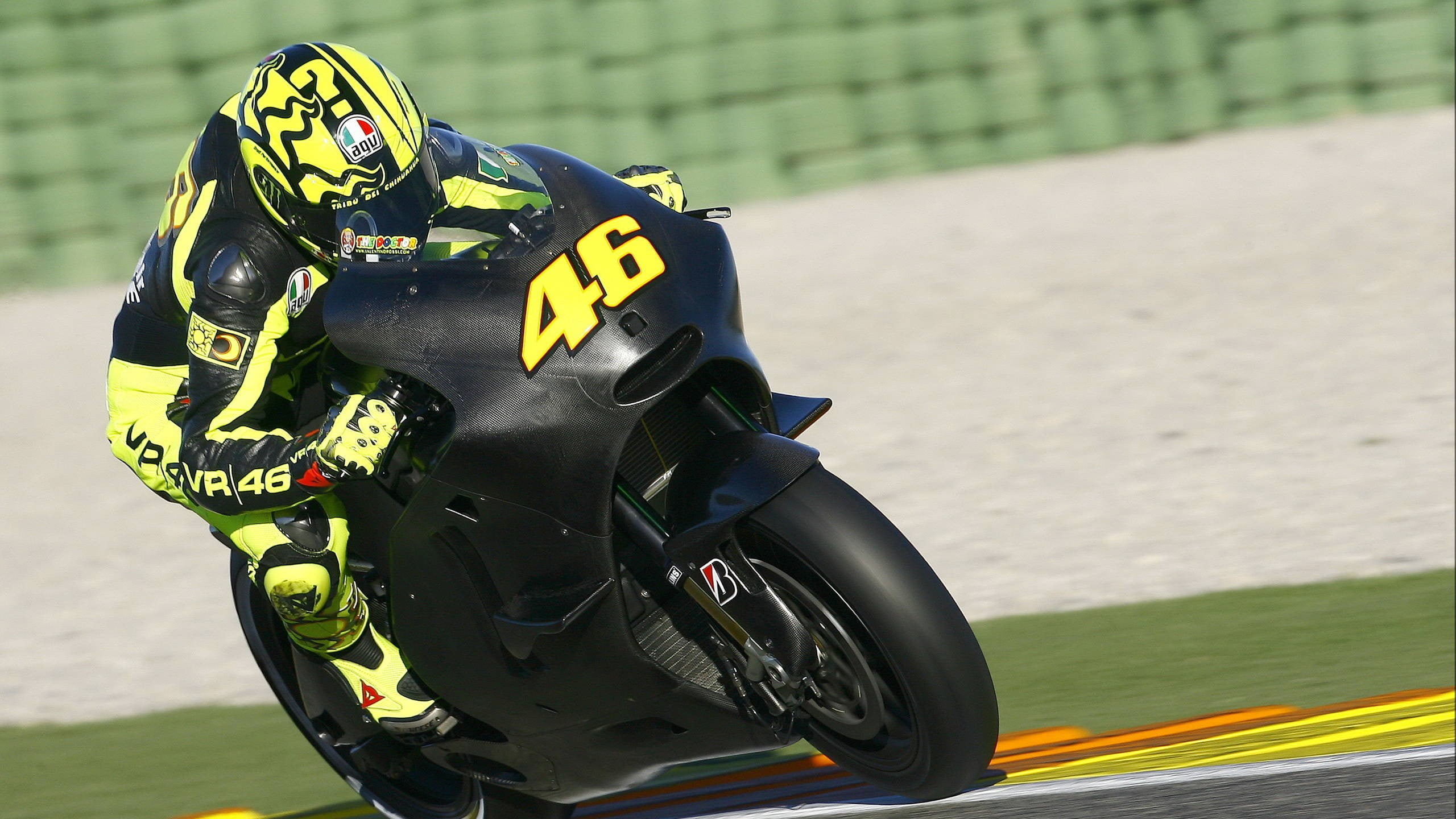 Motorcycle Racing: Valentino Rossi, Number 46, Riding His Yamaha With Black Carbon Coating. 2560x1440 HD Wallpaper.