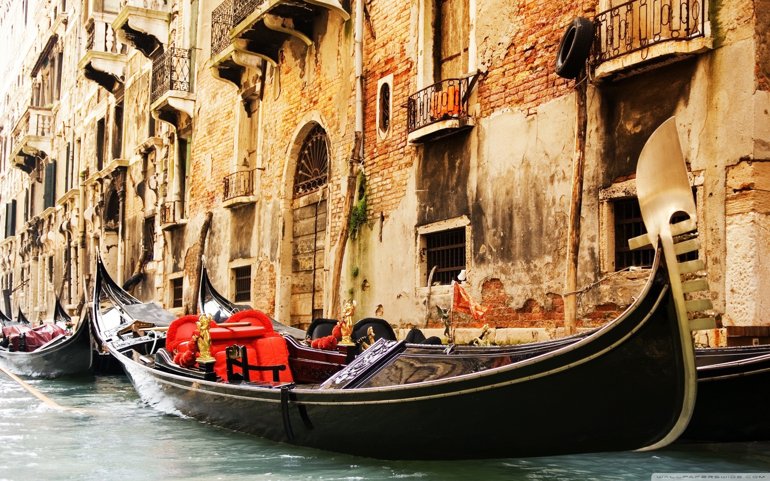 Gondola: Venice, Developed in the 19th century by the boat-builder Tramontin. 2560x1600 HD Background.