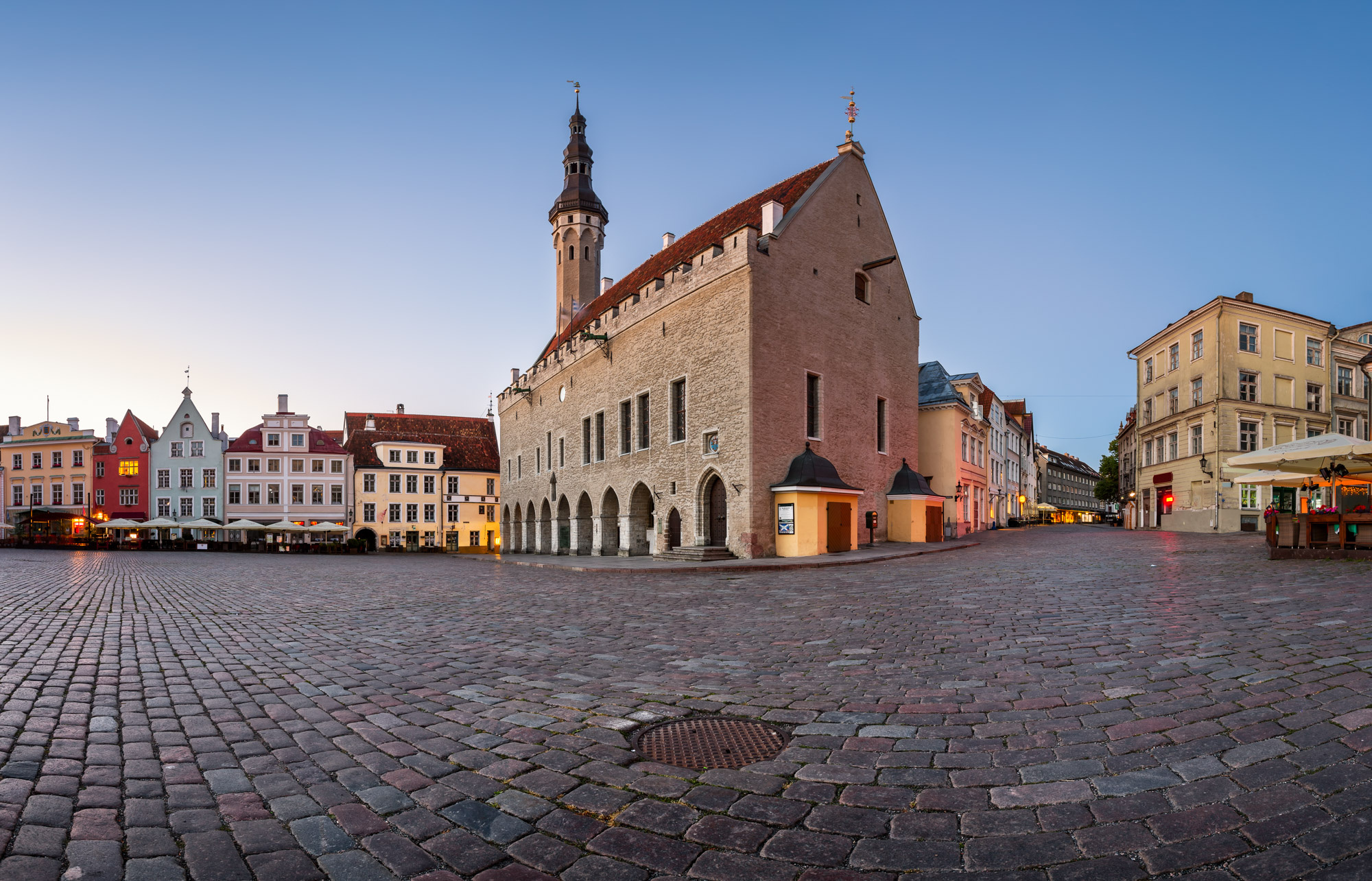 Rathaus und Raekoja-Platz in Tallinn, Estland, 2000x1290 HD Desktop