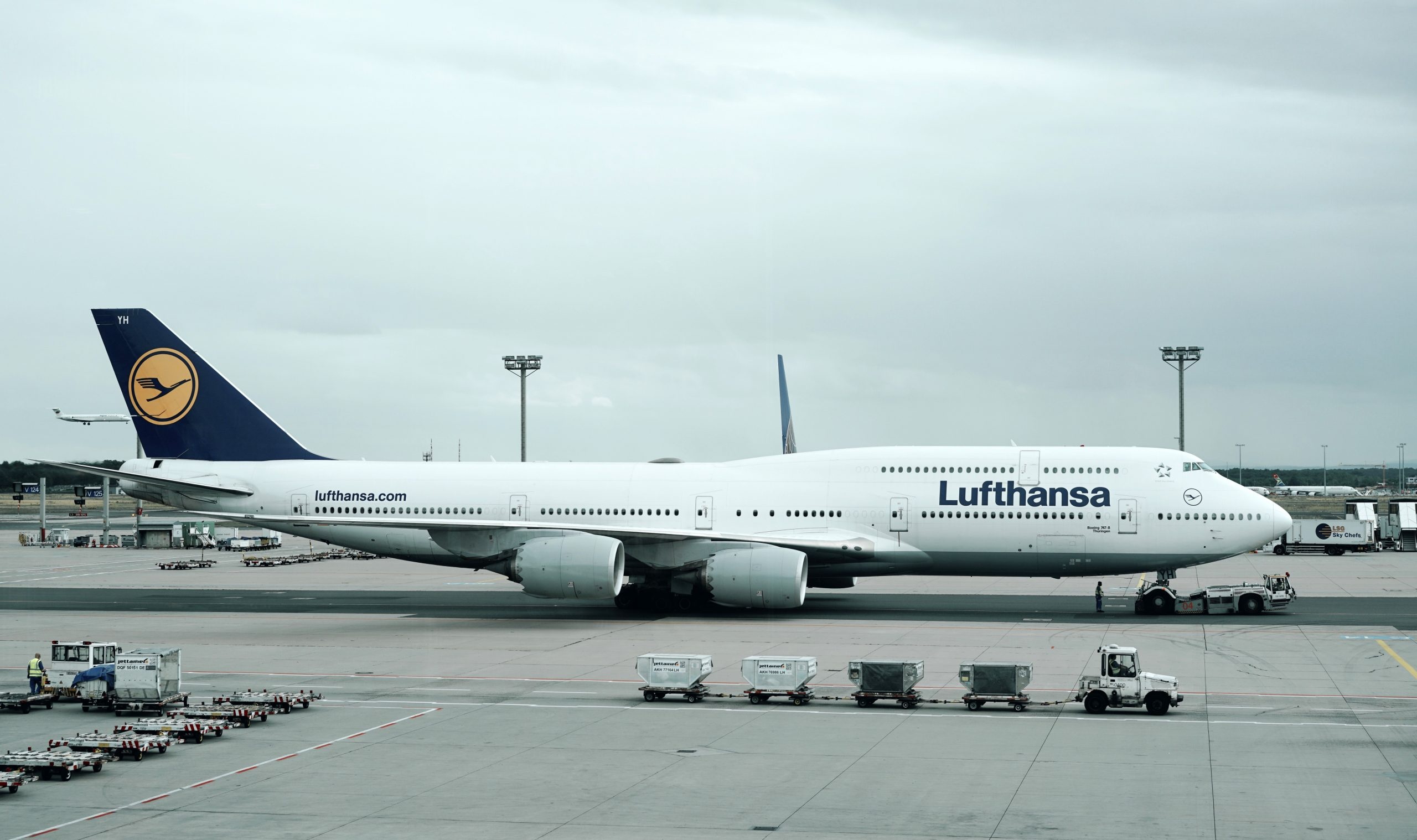 Lufthansa, Sustainable aviation, Renewable fuels, Environmental commitment, 2560x1520 HD Desktop
