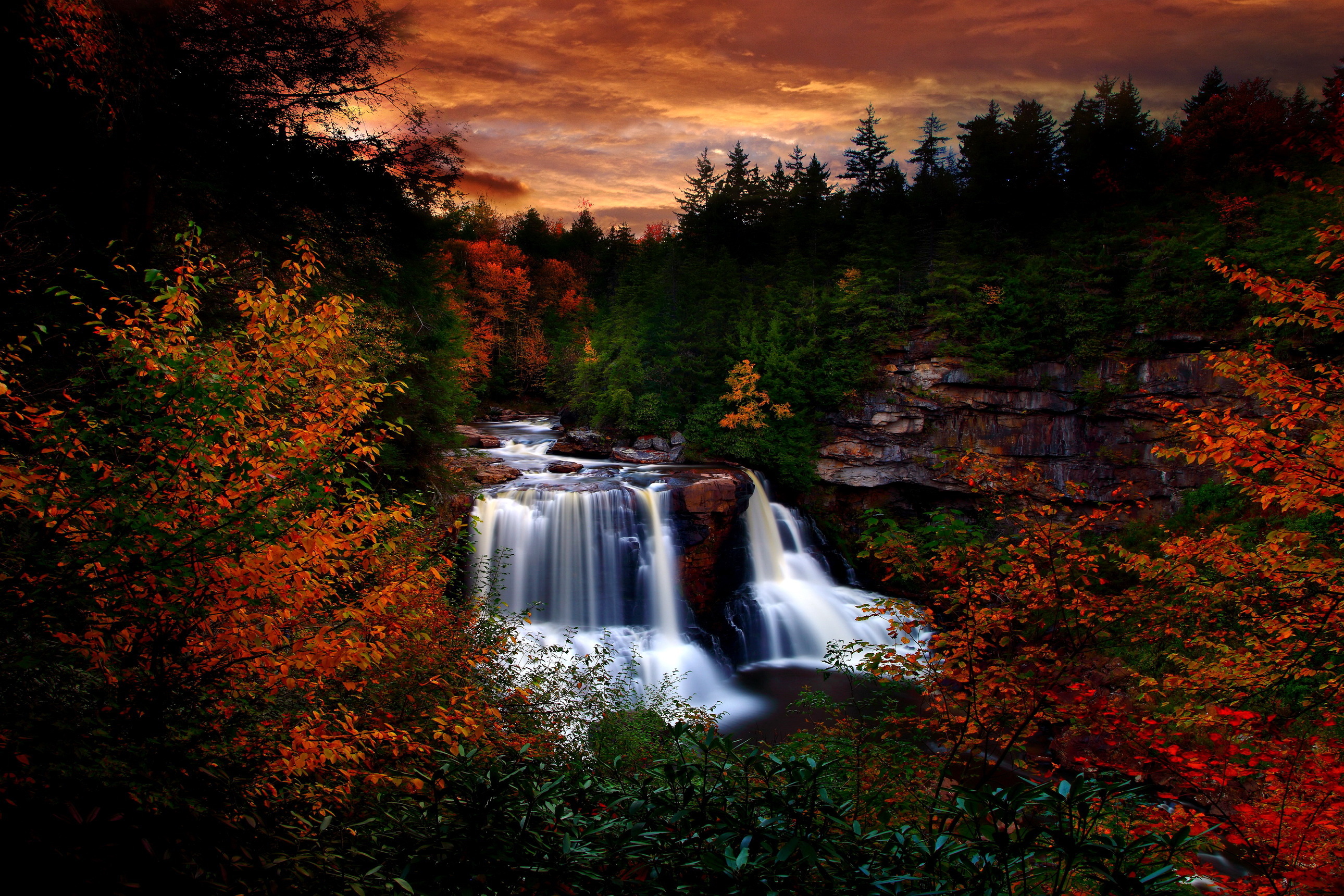 West Virginia: Blackwater Falls State Park, Tucker County, Waterfall. 2580x1720 HD Background.