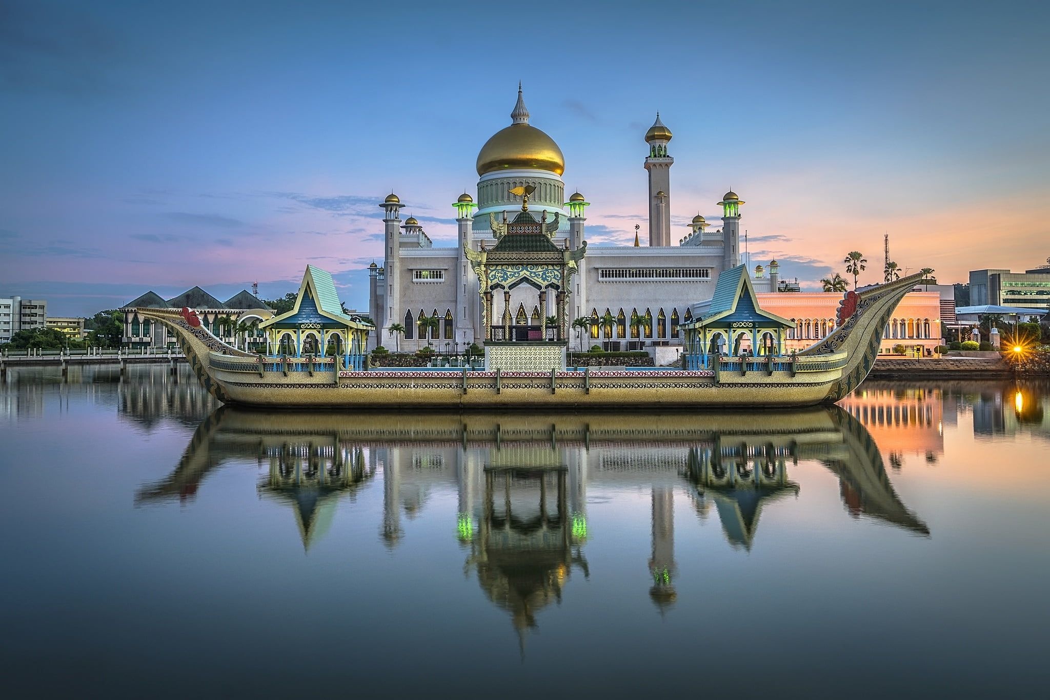 Royal Mosque, Sultan Omar Ali Saifuddin Mosque, Bandar Seri Begawan, Borneo, 2050x1370 HD Desktop