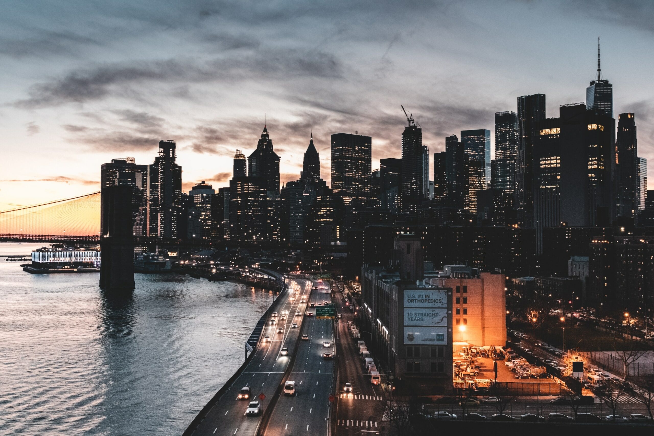 Cityscape: The Brooklyn Bridge crosses the East River, Manhattan, Brooklyn, New York. 2560x1710 HD Wallpaper.