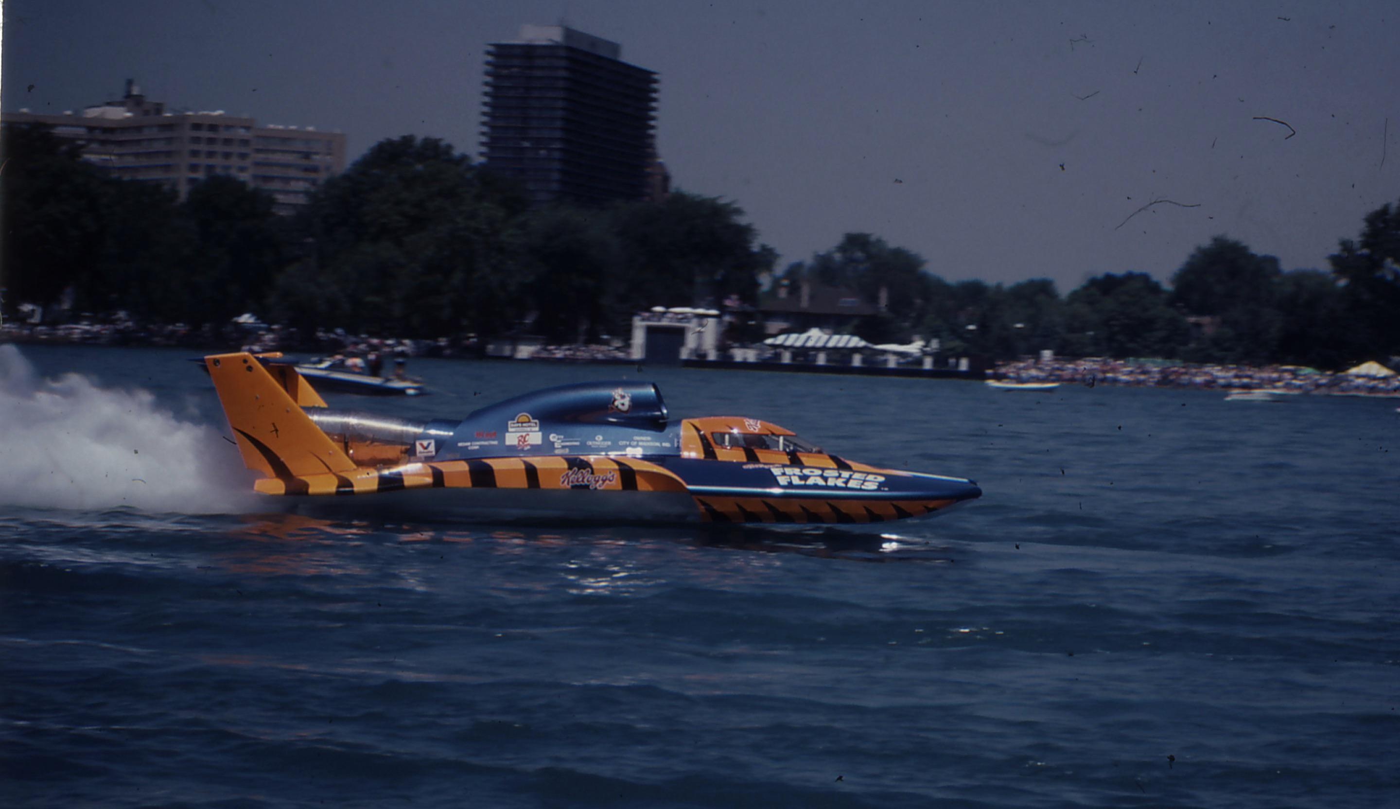 Hydroplane: 1990's Hydroplane Races on the Detroit River, Watercraft. 2880x1670 HD Background.