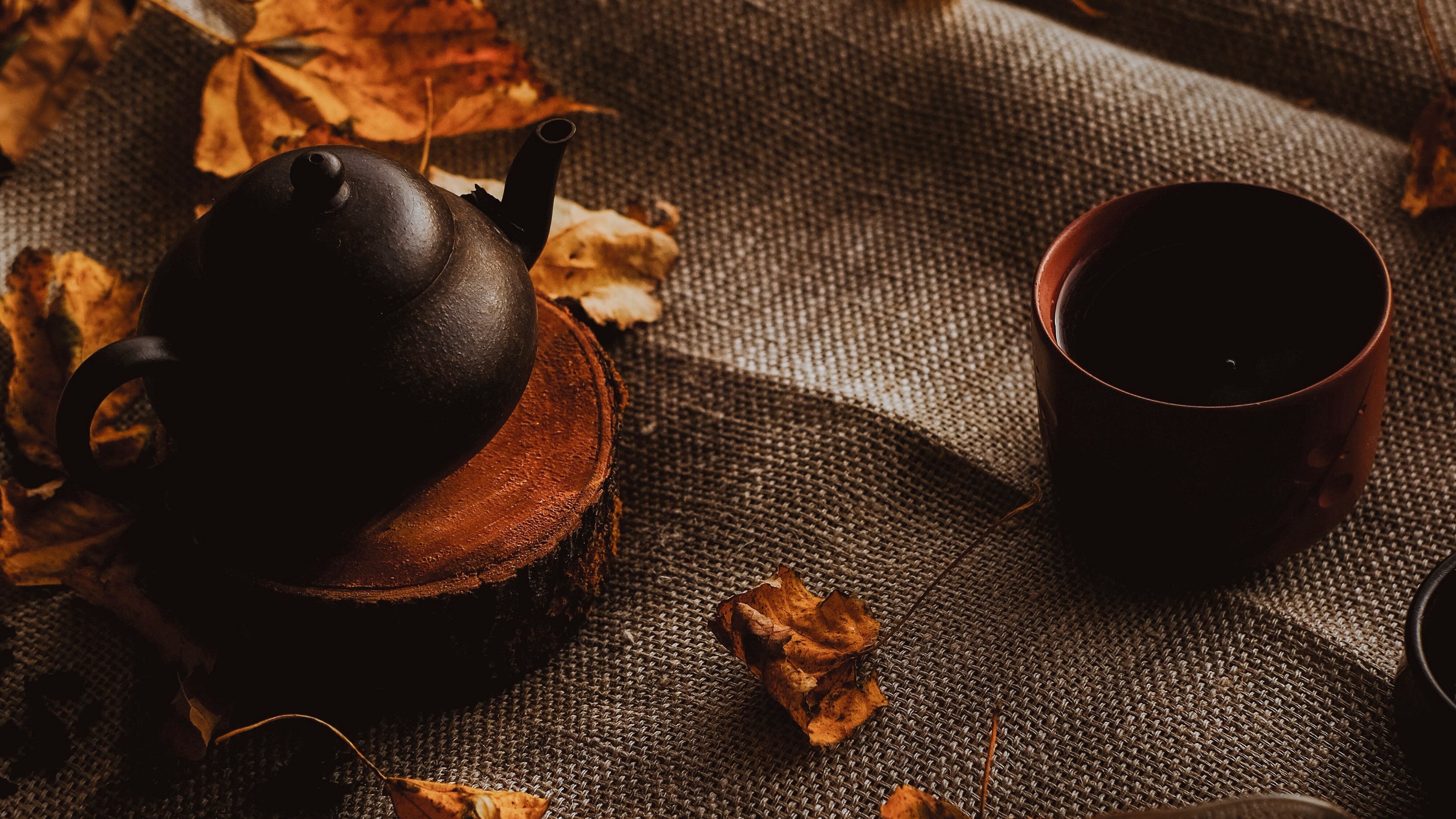 Teapot autumn leaves, Cloth texture, November atmosphere, Warm drink, 3840x2160 4K Desktop