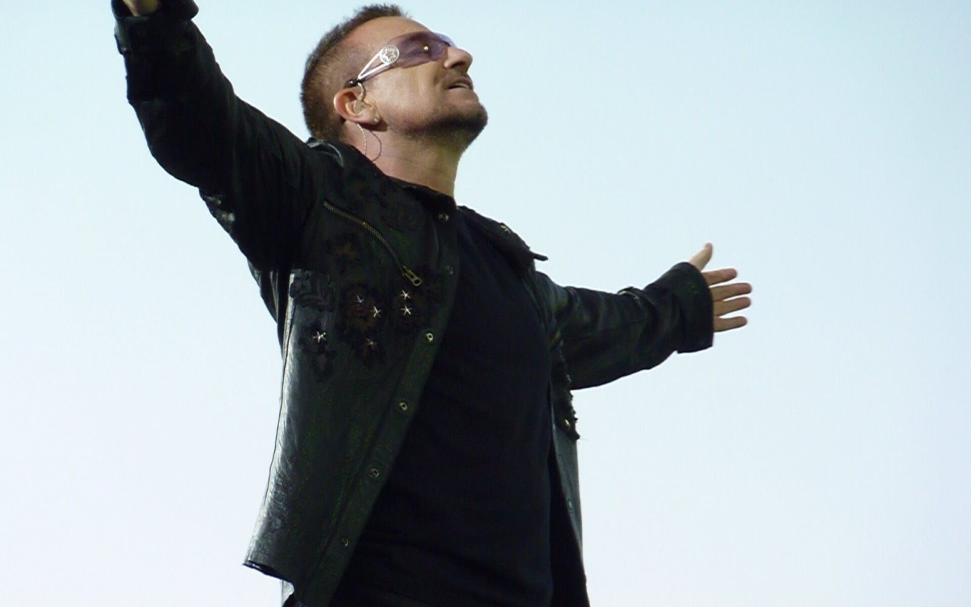 U2: Bono, the lead vocalist and primary lyricist of the band. 1920x1200 HD Wallpaper.
