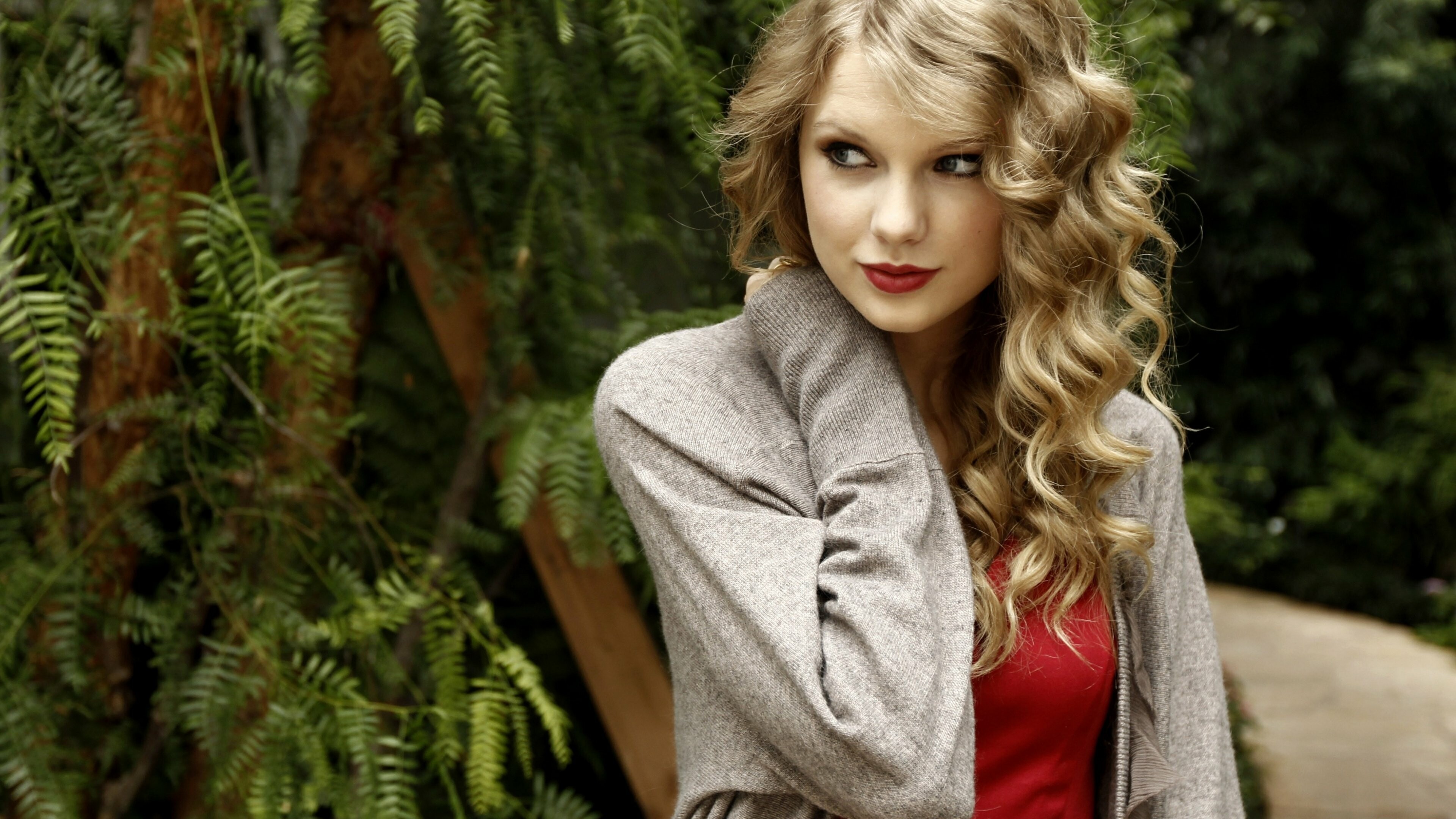 Taylor Swift: "Should've Said No" was released to US country radio on May 19, 2008. 3840x2160 4K Background.