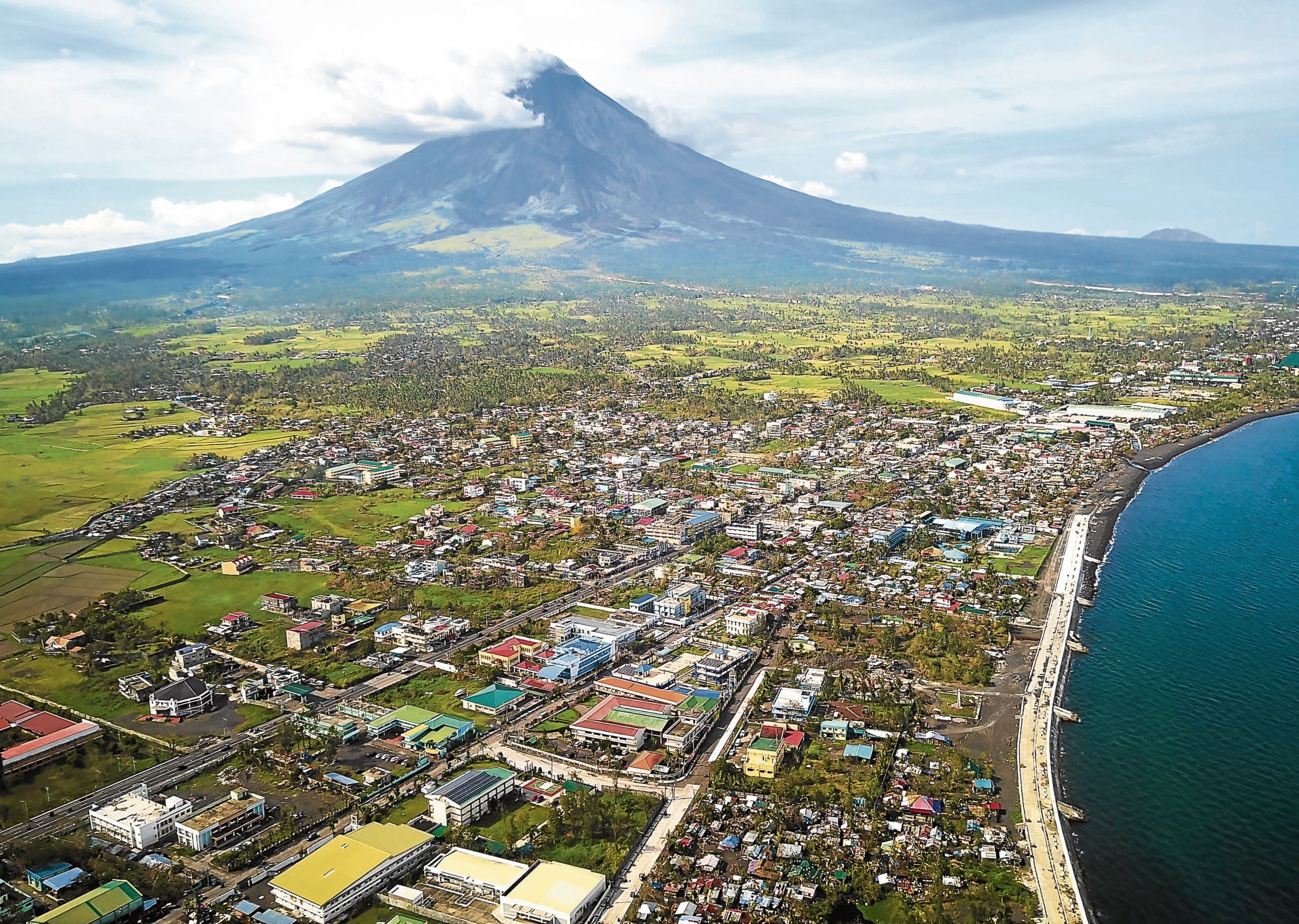 Mayon Volcano, Phivolcs relocation, Famililes, Inquirer news, 2560x1830 HD Desktop