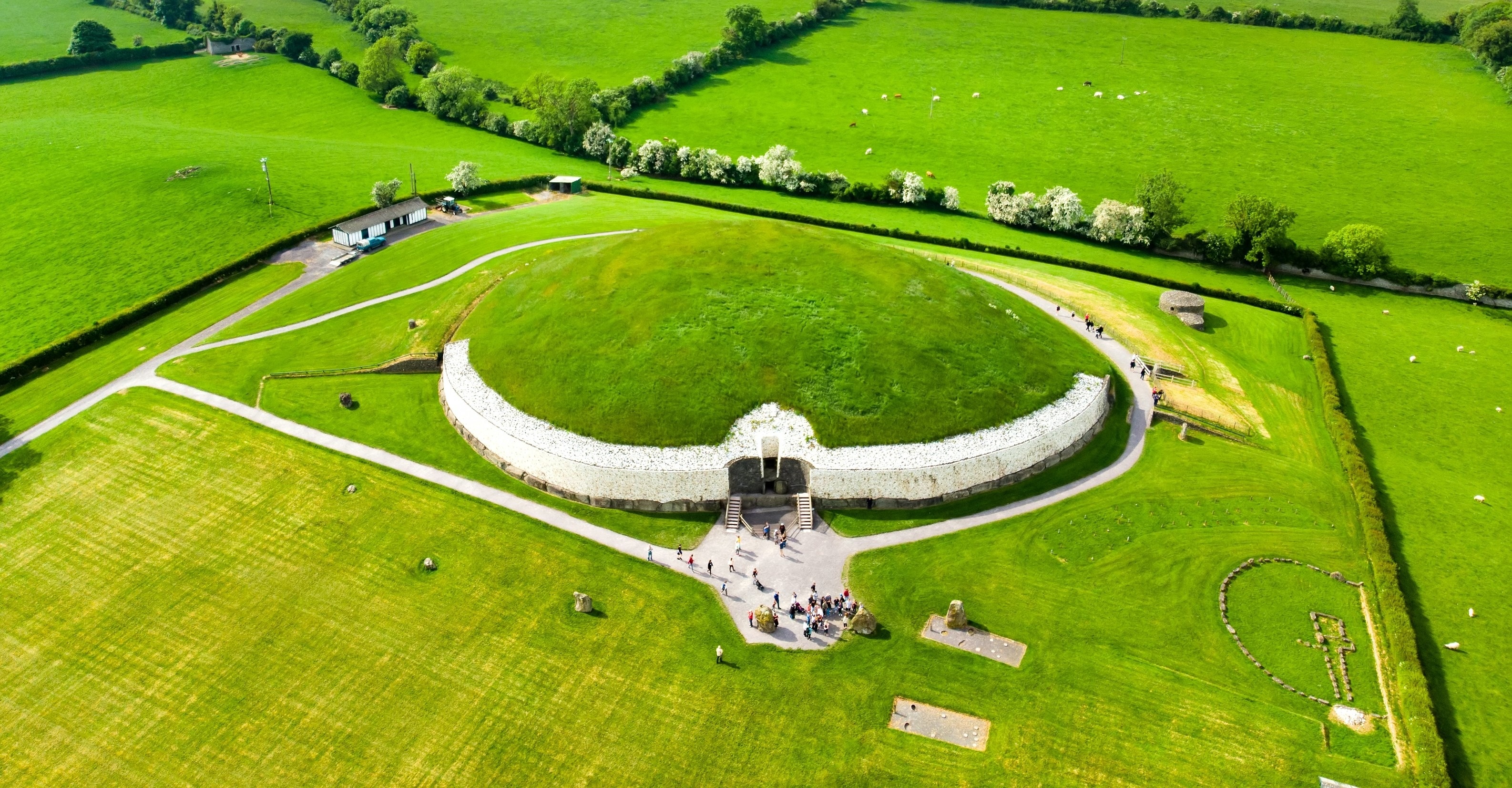 Newgrange, Archaelogical site, Irish guide, Cultural exploration, 3180x1660 HD Desktop