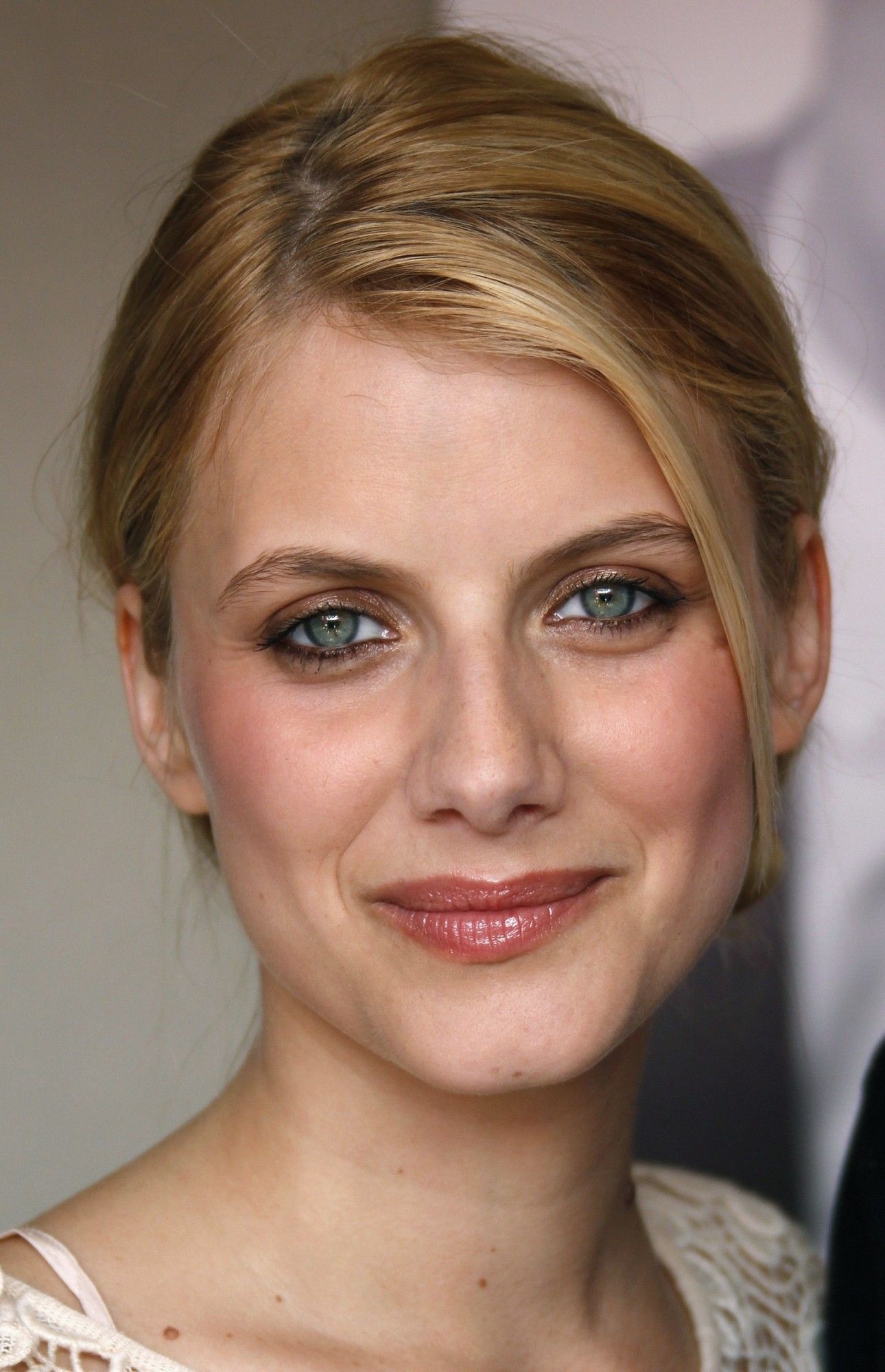 Melanie Laurent, Talented actress, French star, Promising career, 1290x2000 HD Handy