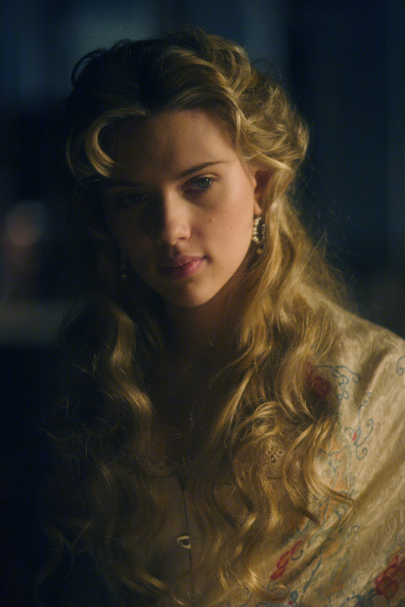 The Prestige: Scarlett Johansson as Olivia Wenscombe, Angier and Borden's assistant. 1370x2050 HD Wallpaper.