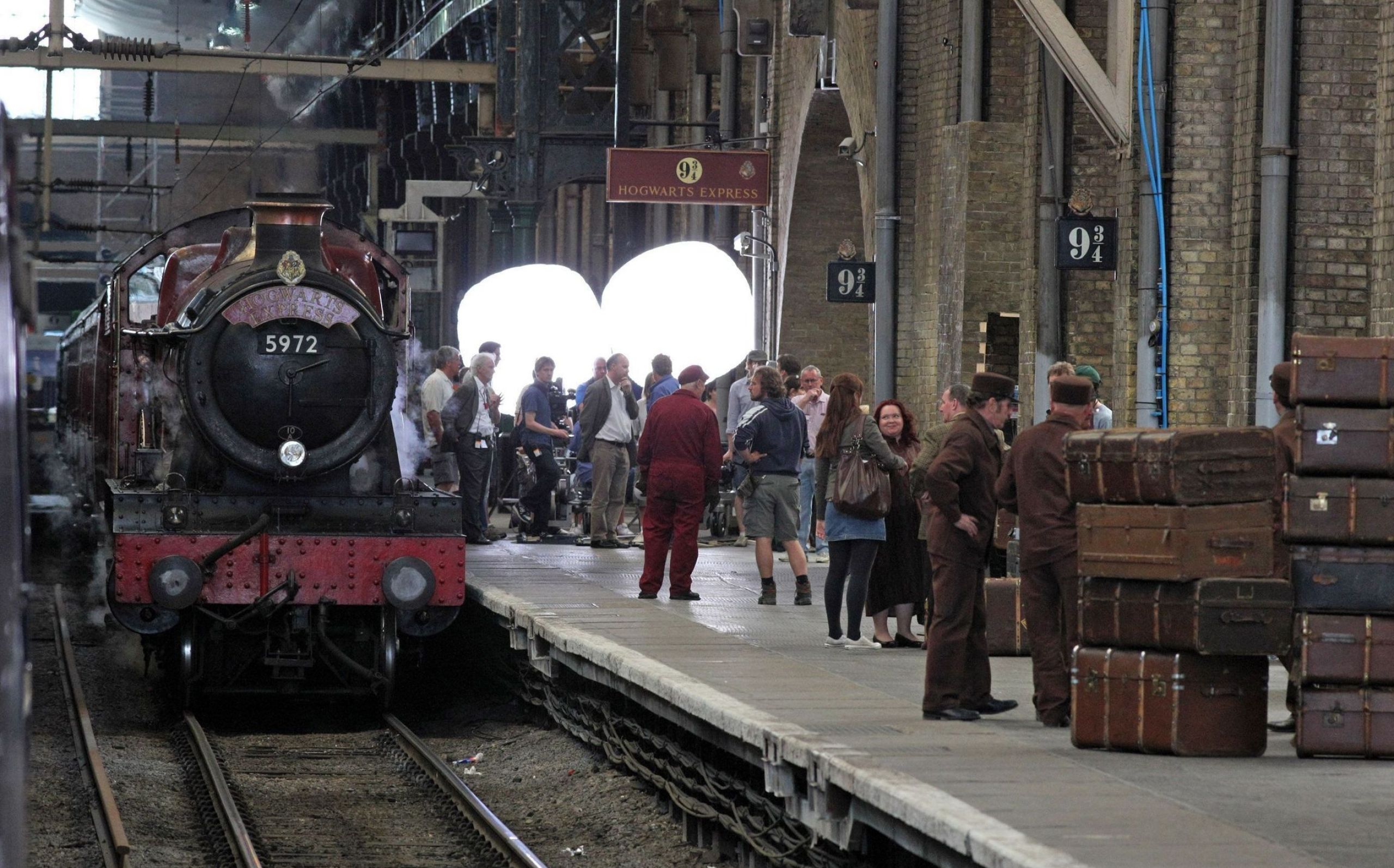 Platform 9 3/4 movies, Platform wallpaper, Harry Potter lore, Magical entryway, 2560x1600 HD Desktop
