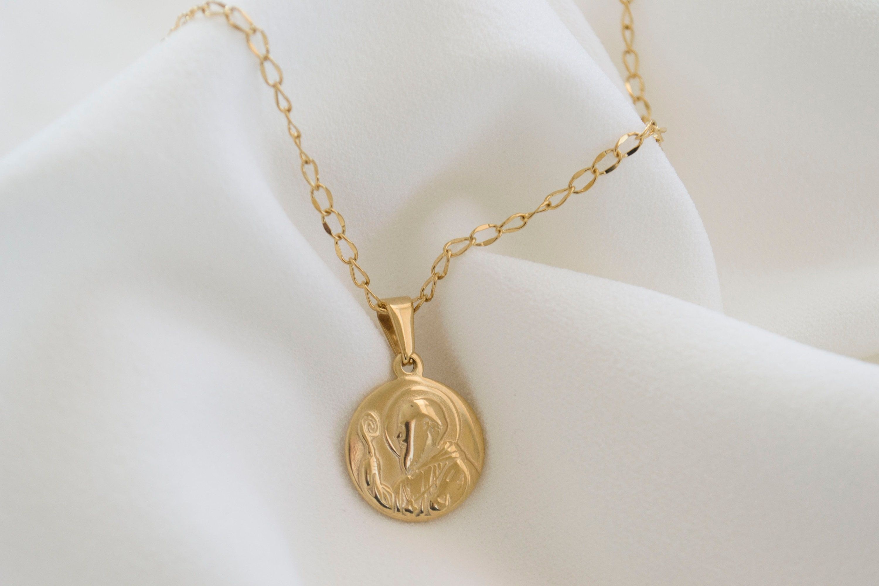 Travelers protection coin necklace, Beautiful medallion pendant, 3000x2000 HD Desktop