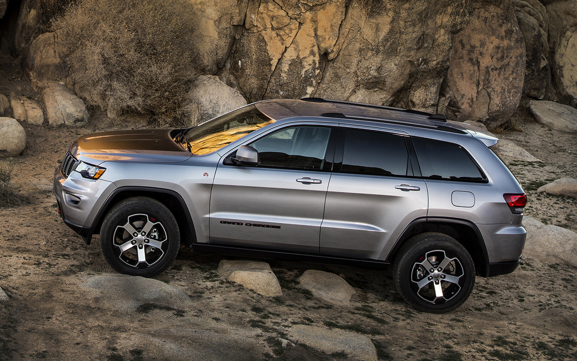 Jeep Grand Cherokee: 2017 SUV, Trailhawk, A rugged, off-road oriented trim level. 1920x1200 HD Background.