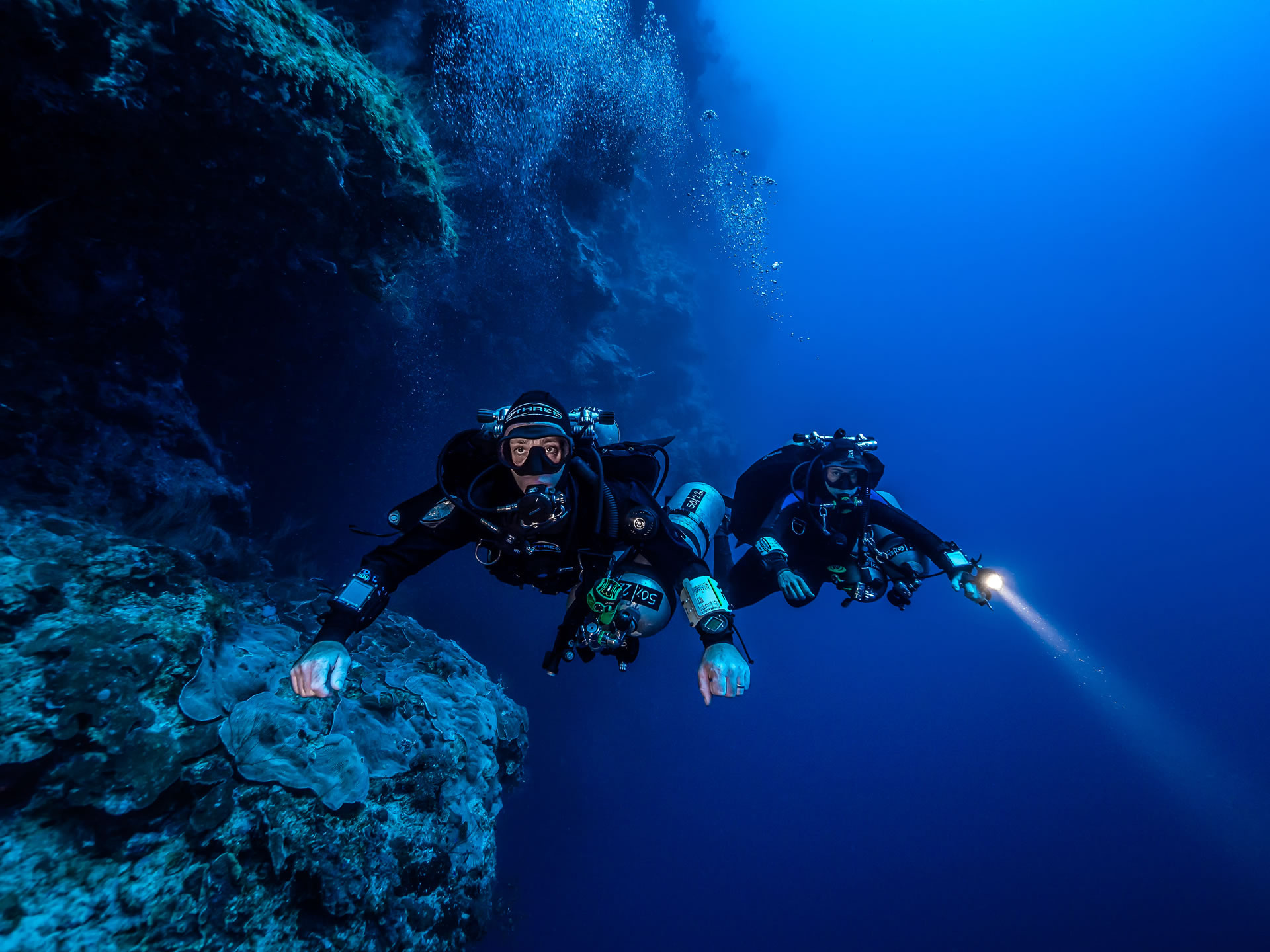 Diving: Technical divers equipped with professional rebreather scuba sets. 1920x1440 HD Wallpaper.