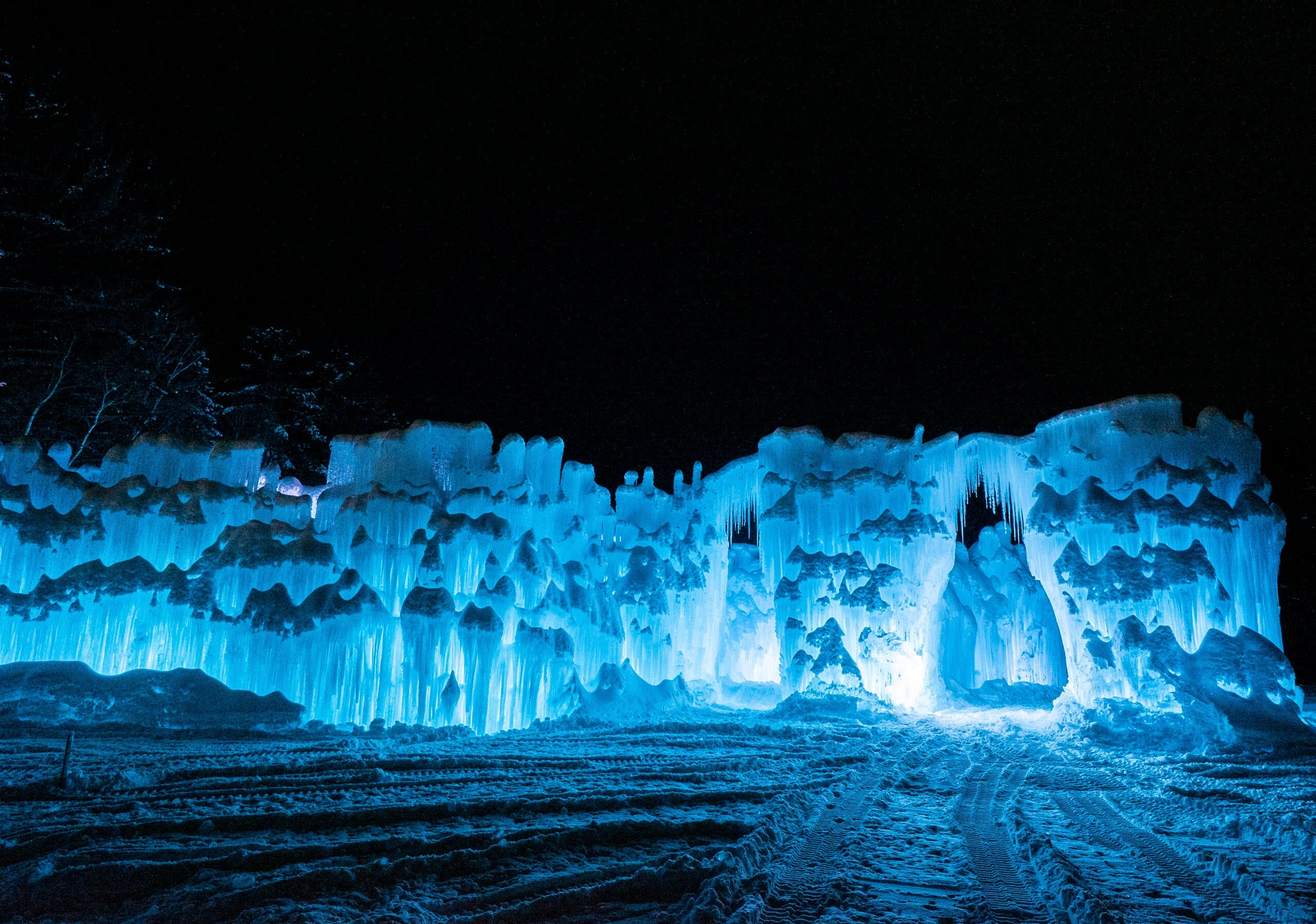 Ice Castle, Enchanting winter wonderland, New Hampshire's beauty, Magical ice sculptures, 2560x1800 HD Desktop