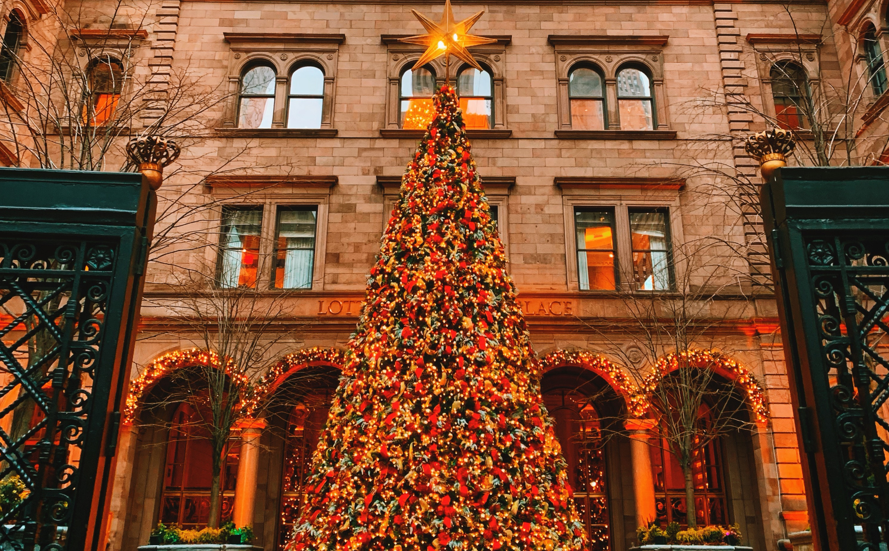 New York Christmas: Villard Houses, A historic landmark, Light decoration. 2990x1850 HD Background.