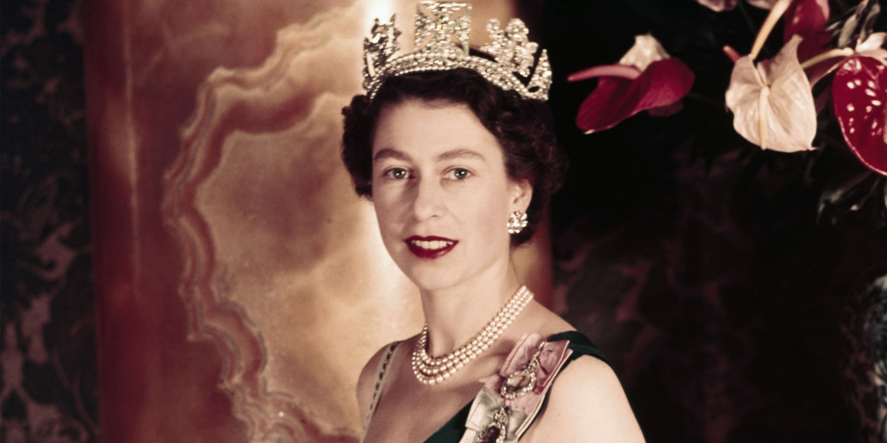 Royal: Queen Elizabeth II, Queen of the United Kingdom and other Commonwealth realms. 3000x1500 Dual Screen Background.