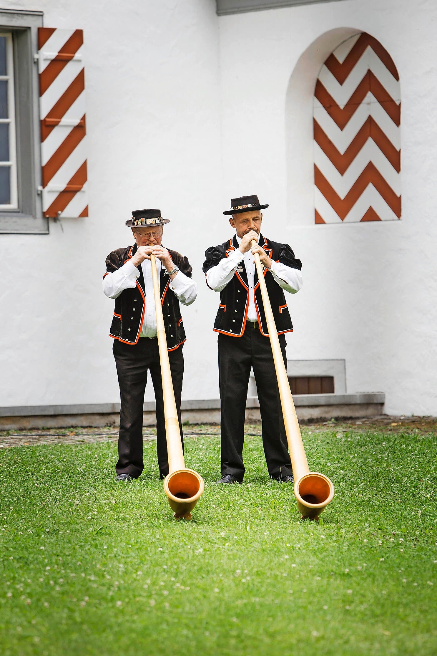 Alphorn: Josef Erni and Willi Marti, Atmospheric open-air competition venue on the Landenberg. 1490x2230 HD Background.