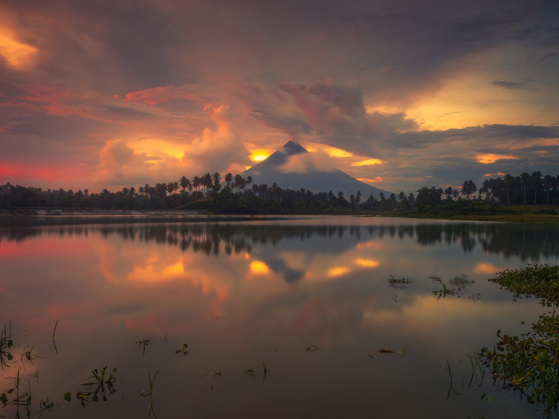 Mayon Volcano wallpapers, Striking imagery, Natural wonder, Photogenic destination, 1920x1440 HD Desktop