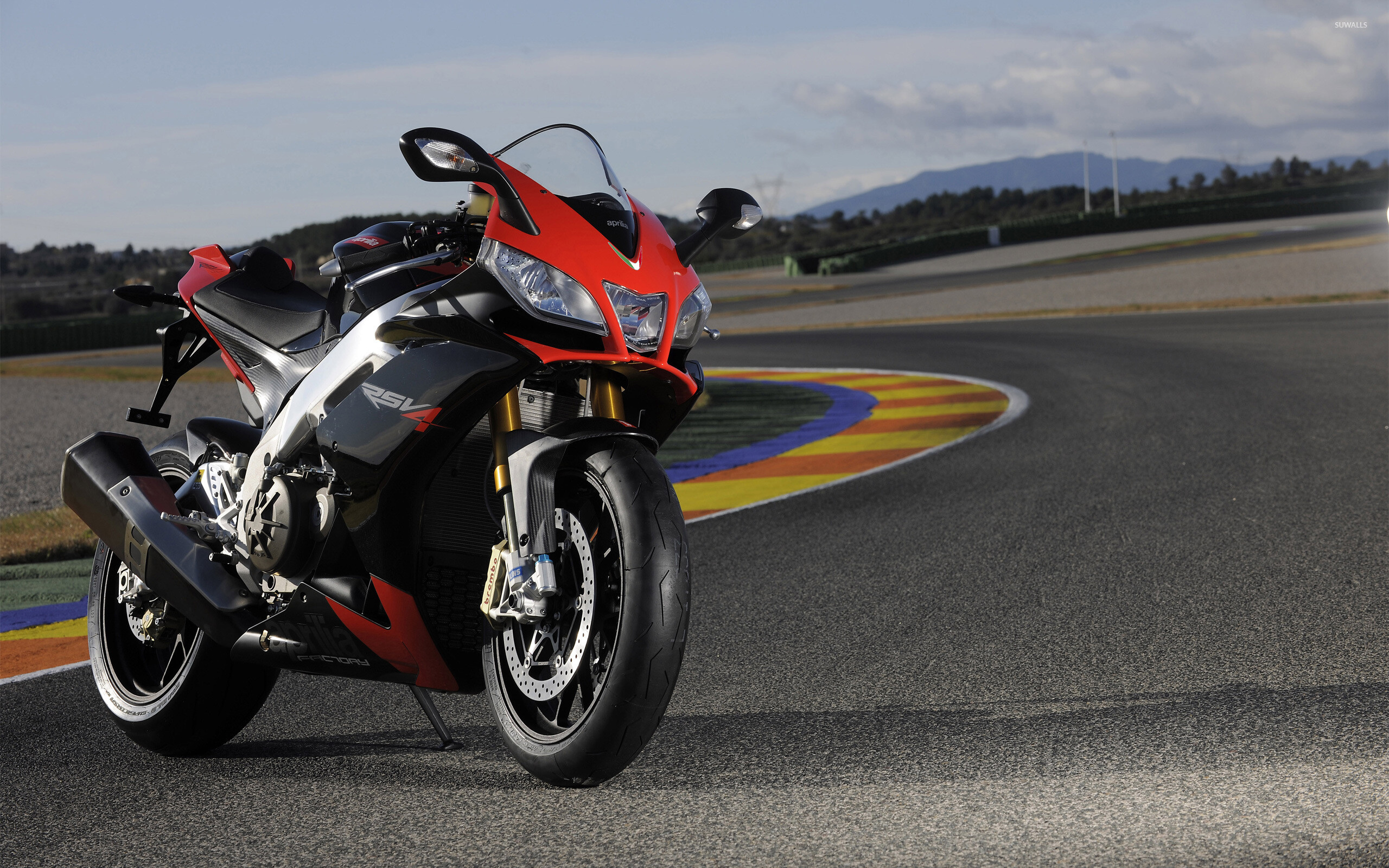 Aprilia: RSV4, Electronically fuel-injected 4 stroke 4 valve DOHC single cylinder. 2560x1600 HD Wallpaper.