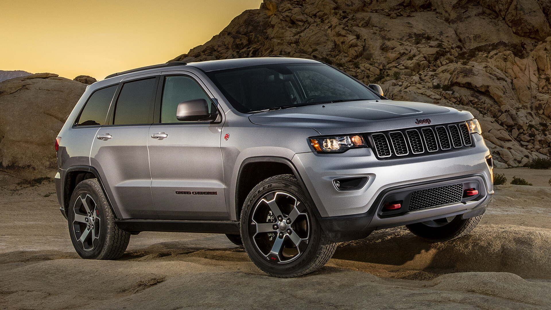 Jeep Grand Cherokee: 2017 Trailhawk package, Quadra-Drive II 4x4 system, a package-specific version of the Quadra-Lift air suspension system. 1920x1080 Full HD Wallpaper.