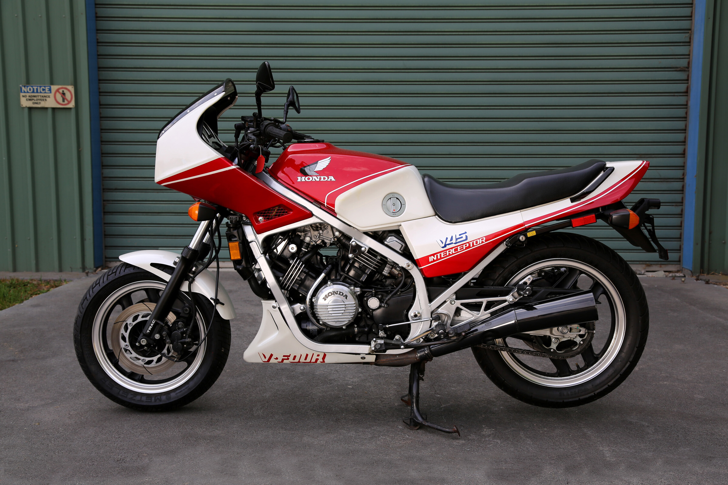 Honda VFR750F Interceptor, Classic bike, Luxurious comfort, Effortless cruising, 2400x1600 HD Desktop